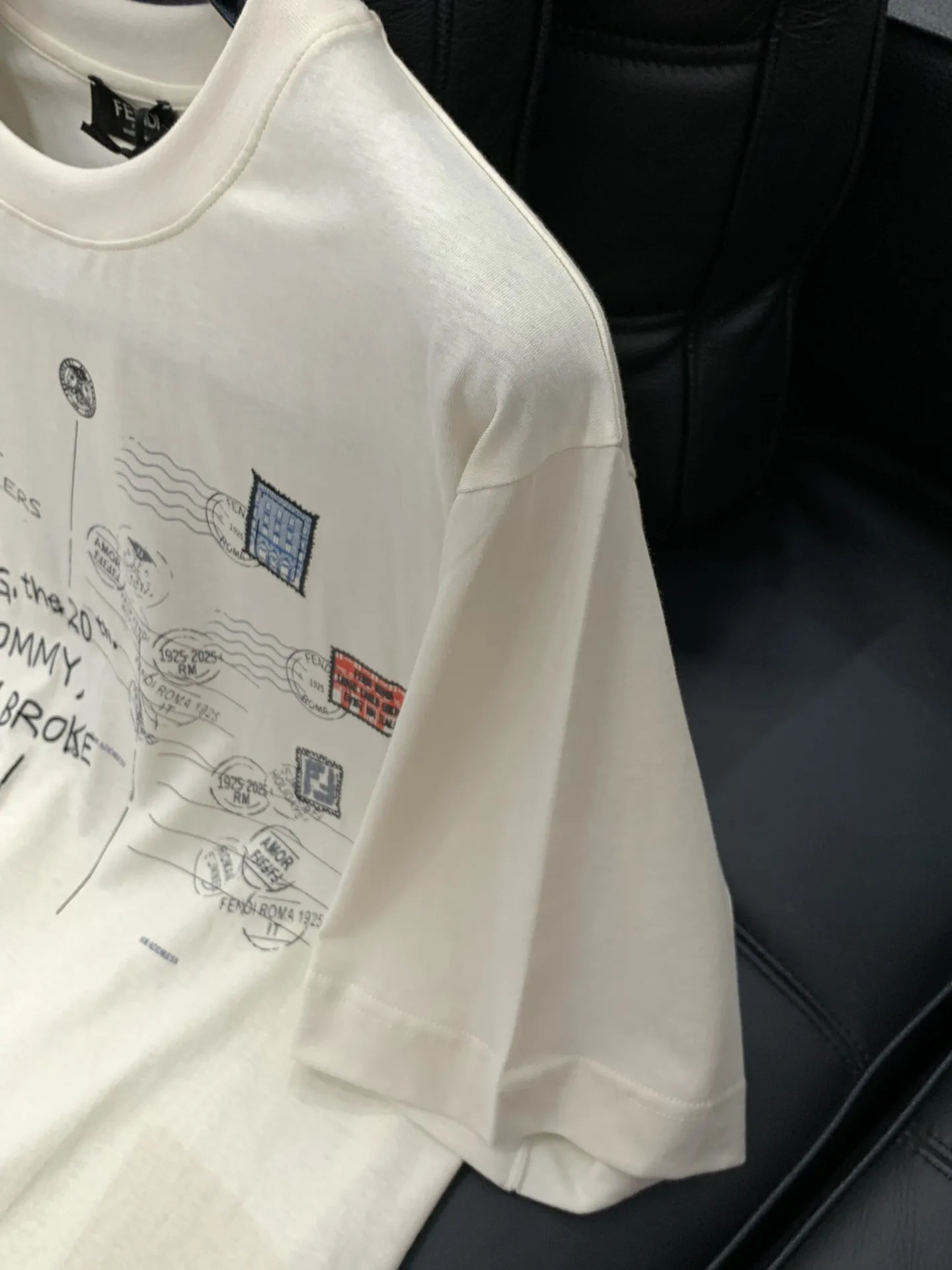 FENDI 2025年夏新作 ホワイト ラウンドネック Tシャツ - 画像 (6)