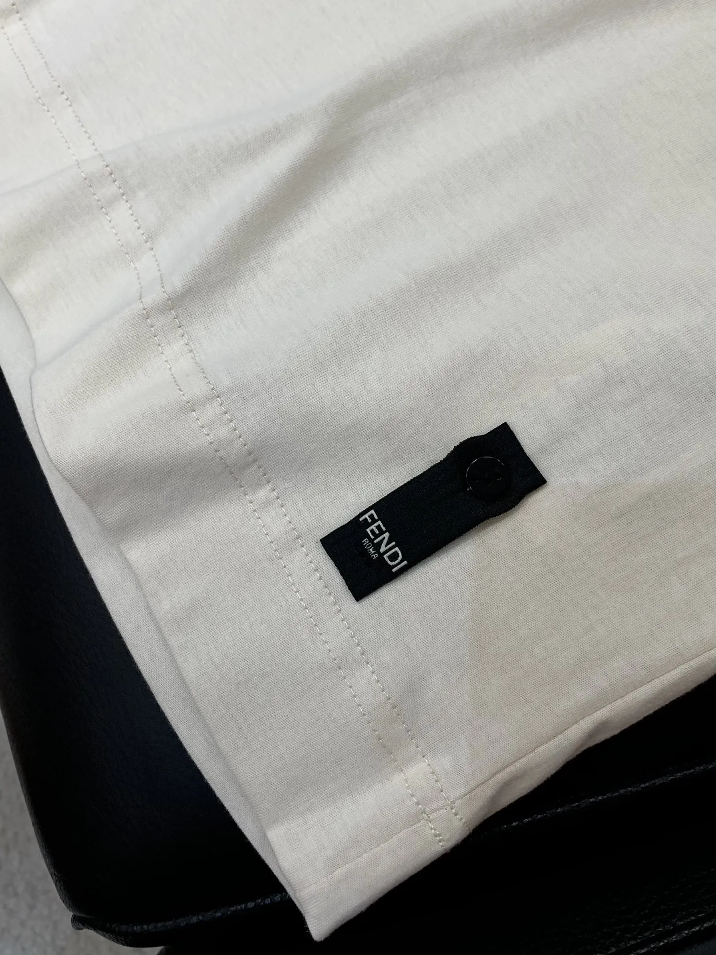 FENDI 2025年夏新作 ホワイト ラウンドネック Tシャツ - 画像 (9)