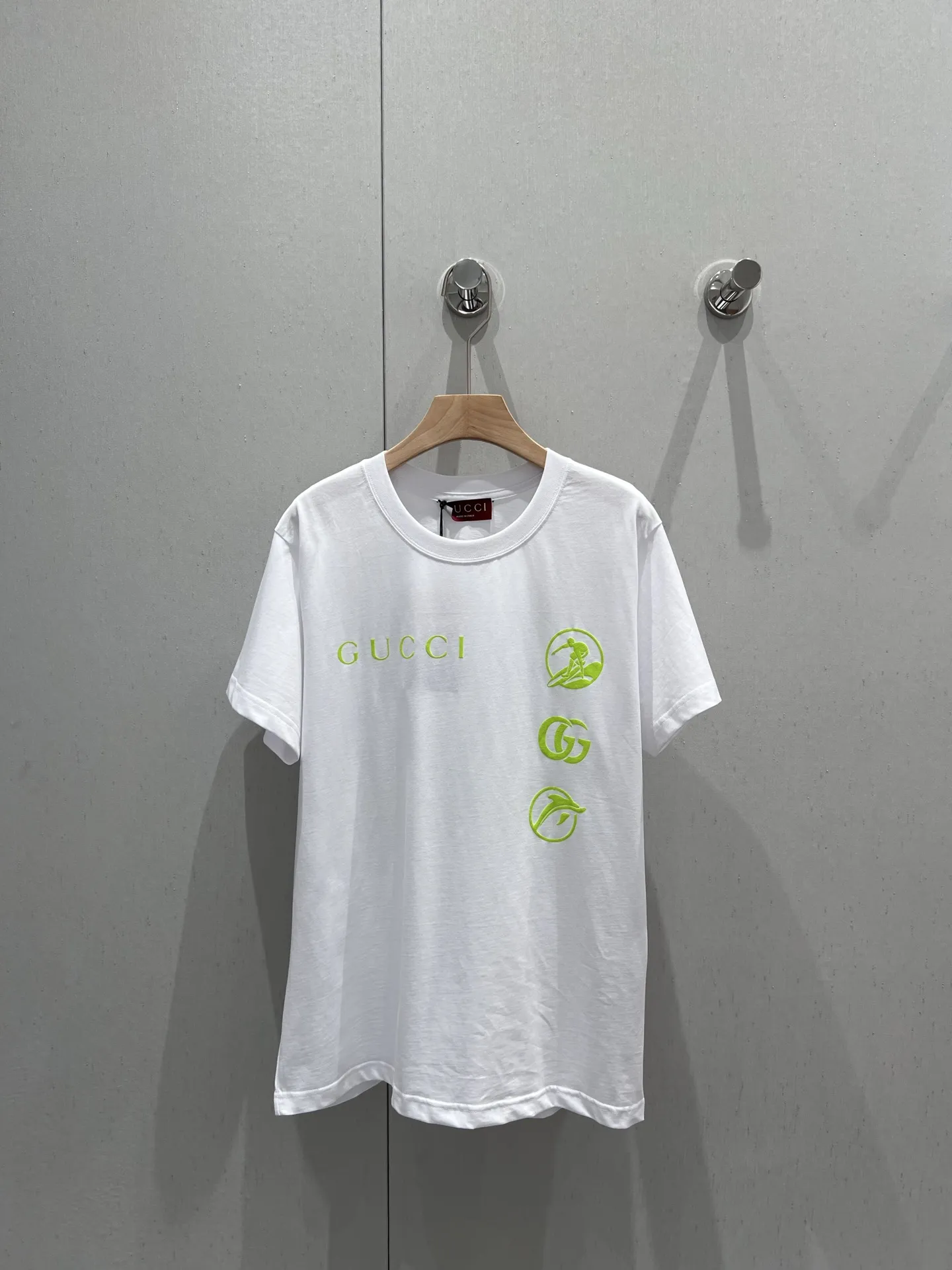 Gucci 2022早春新作 白Tシャツ 緑ロゴ