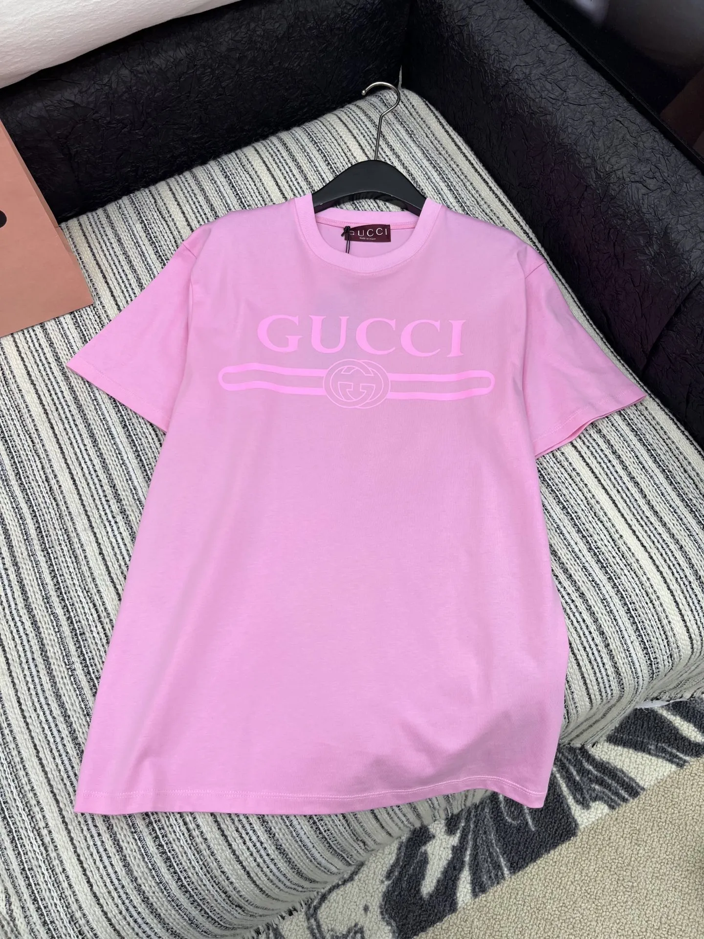 Gucciピンクプリント半袖Tシャツ新作