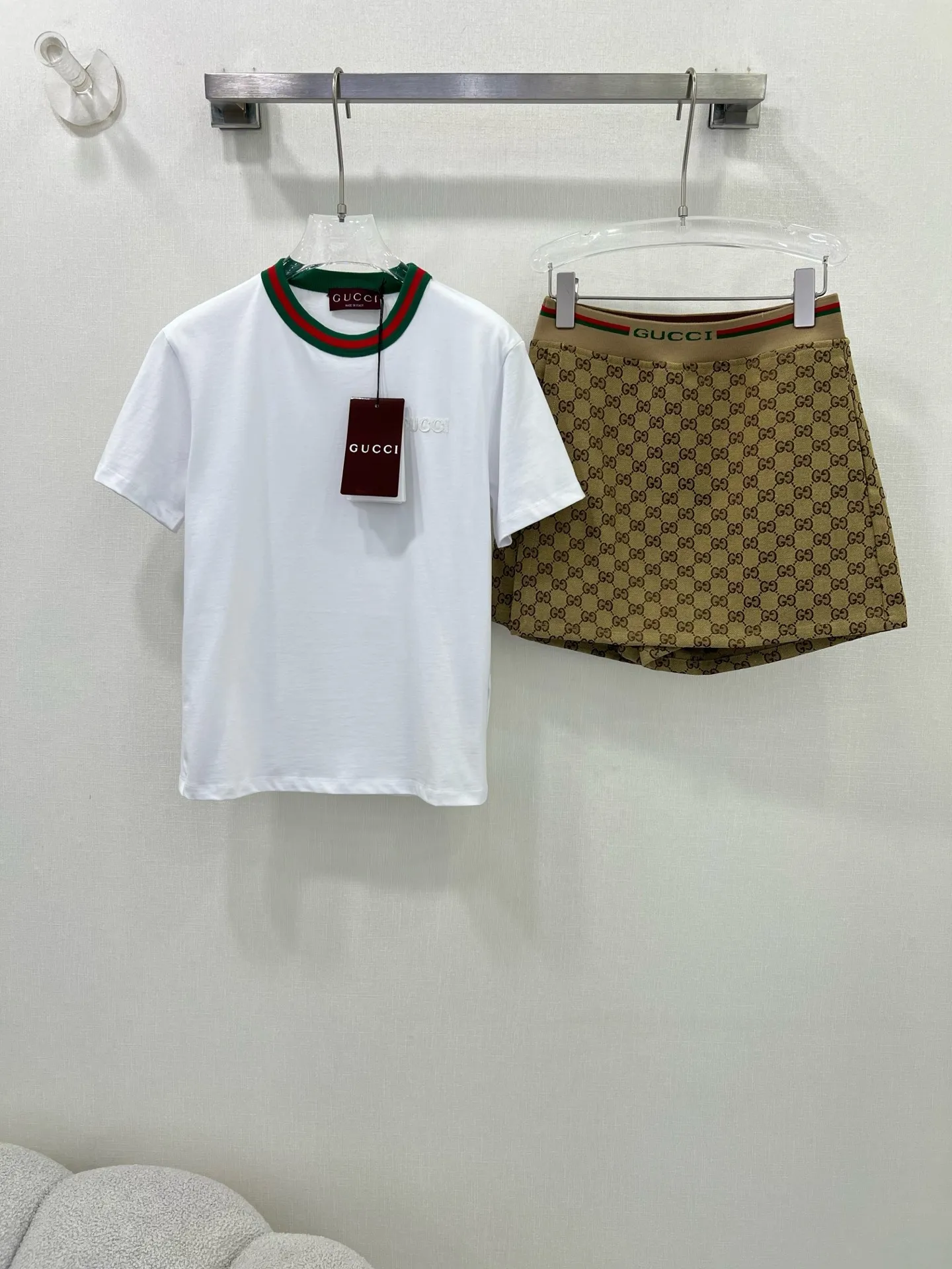 GUCCI新作白半袖Tシャツとベージュショーツセット