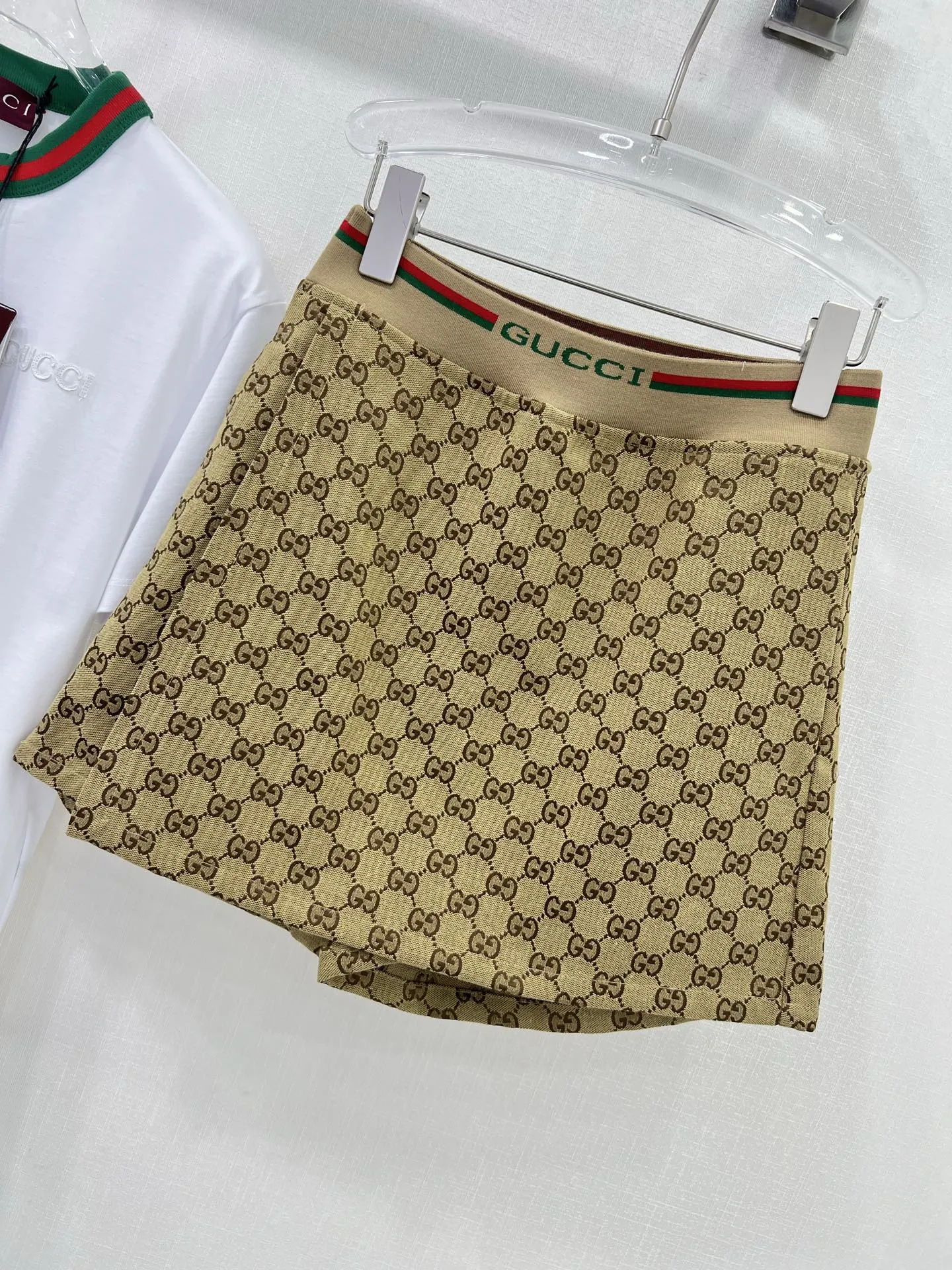 GUCCI新作白半袖Tシャツとベージュショーツセット - 画像 (6)