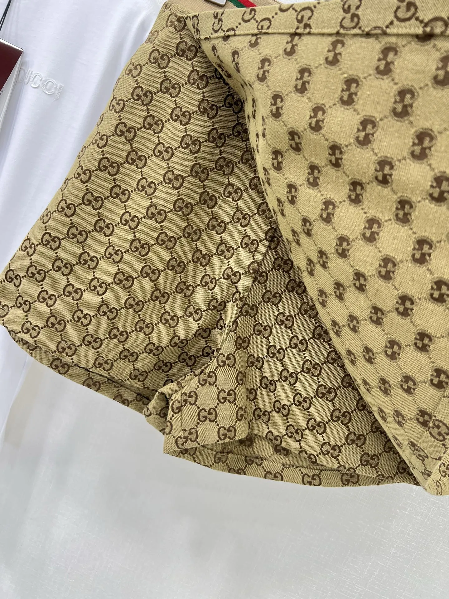 GUCCI新作白半袖Tシャツとベージュショーツセット - 画像 (8)