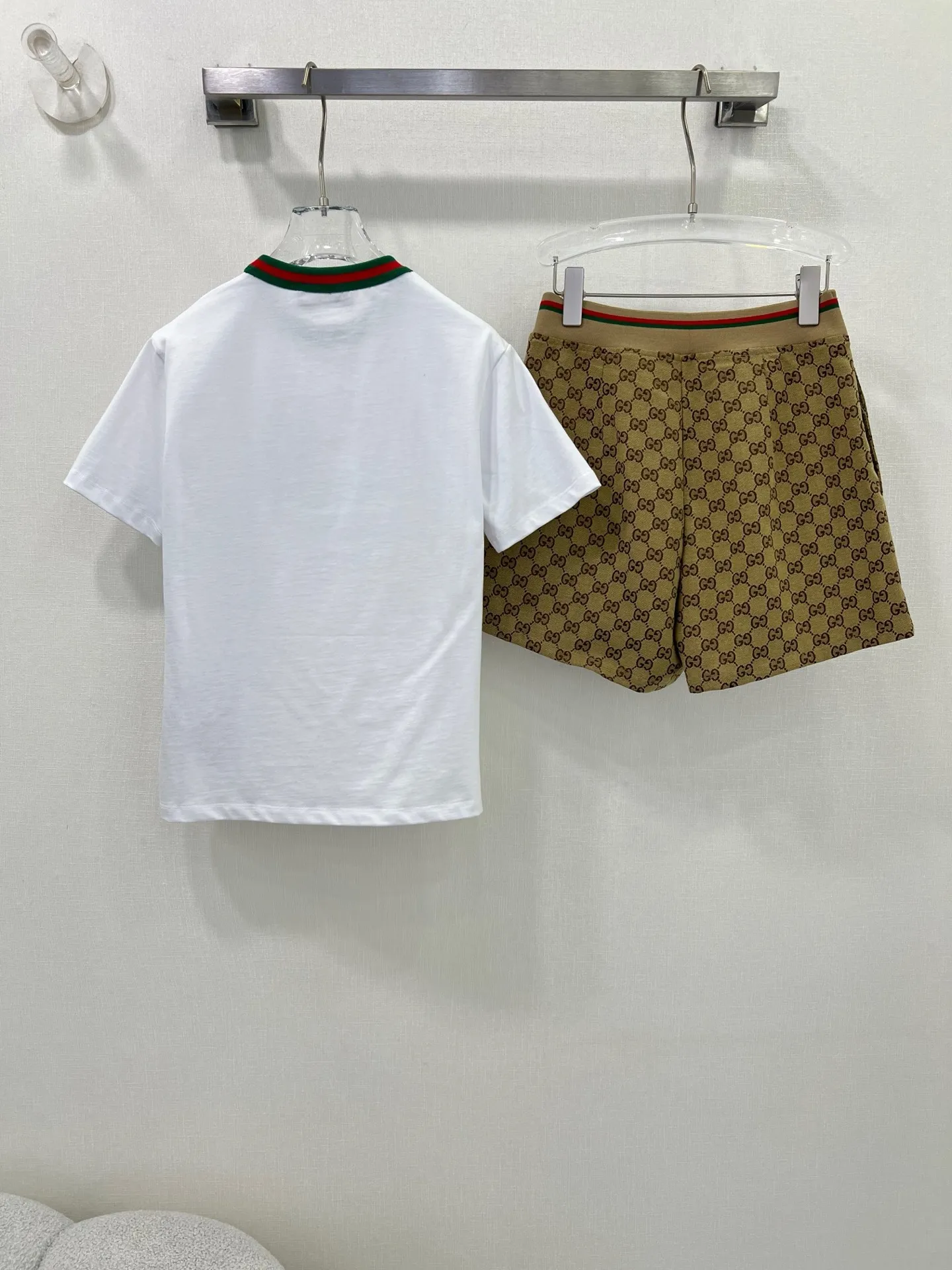 GUCCI新作白半袖Tシャツとベージュショーツセット - 画像 (10)