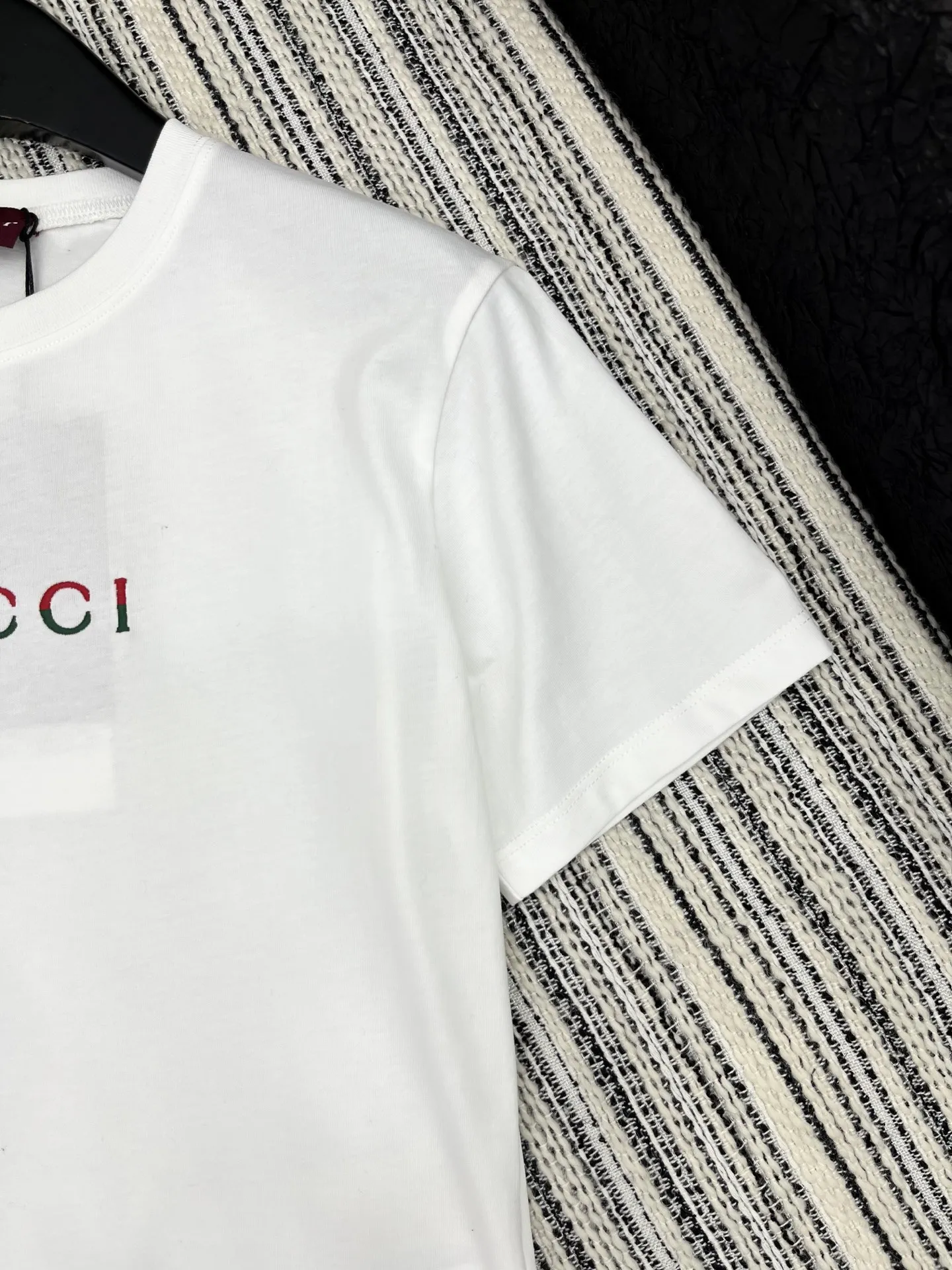 Gucci 新作白刺繍半袖Tシャツ - 画像 (4)