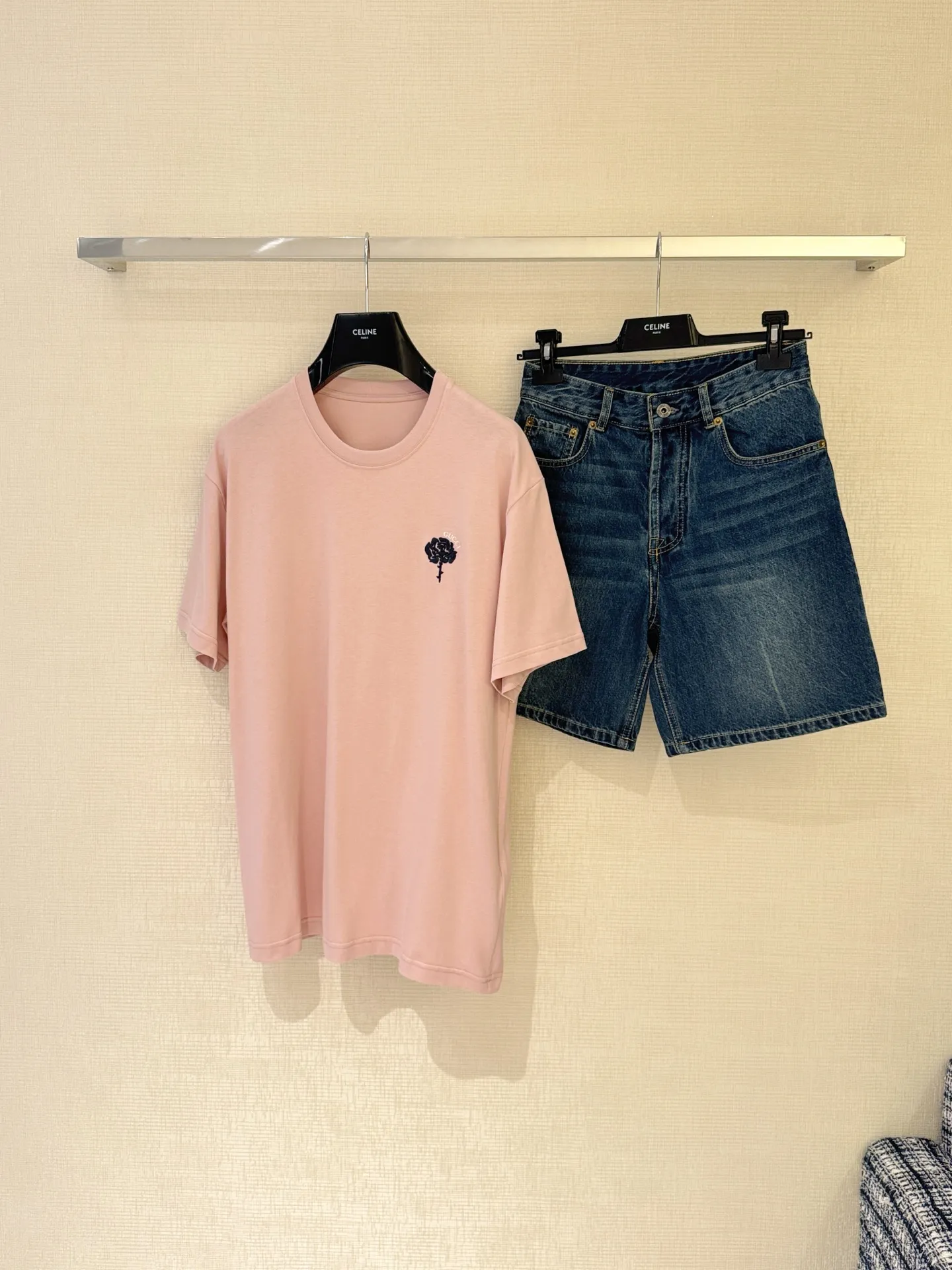 Gucci新作ピンク刺繍半袖Tシャツ