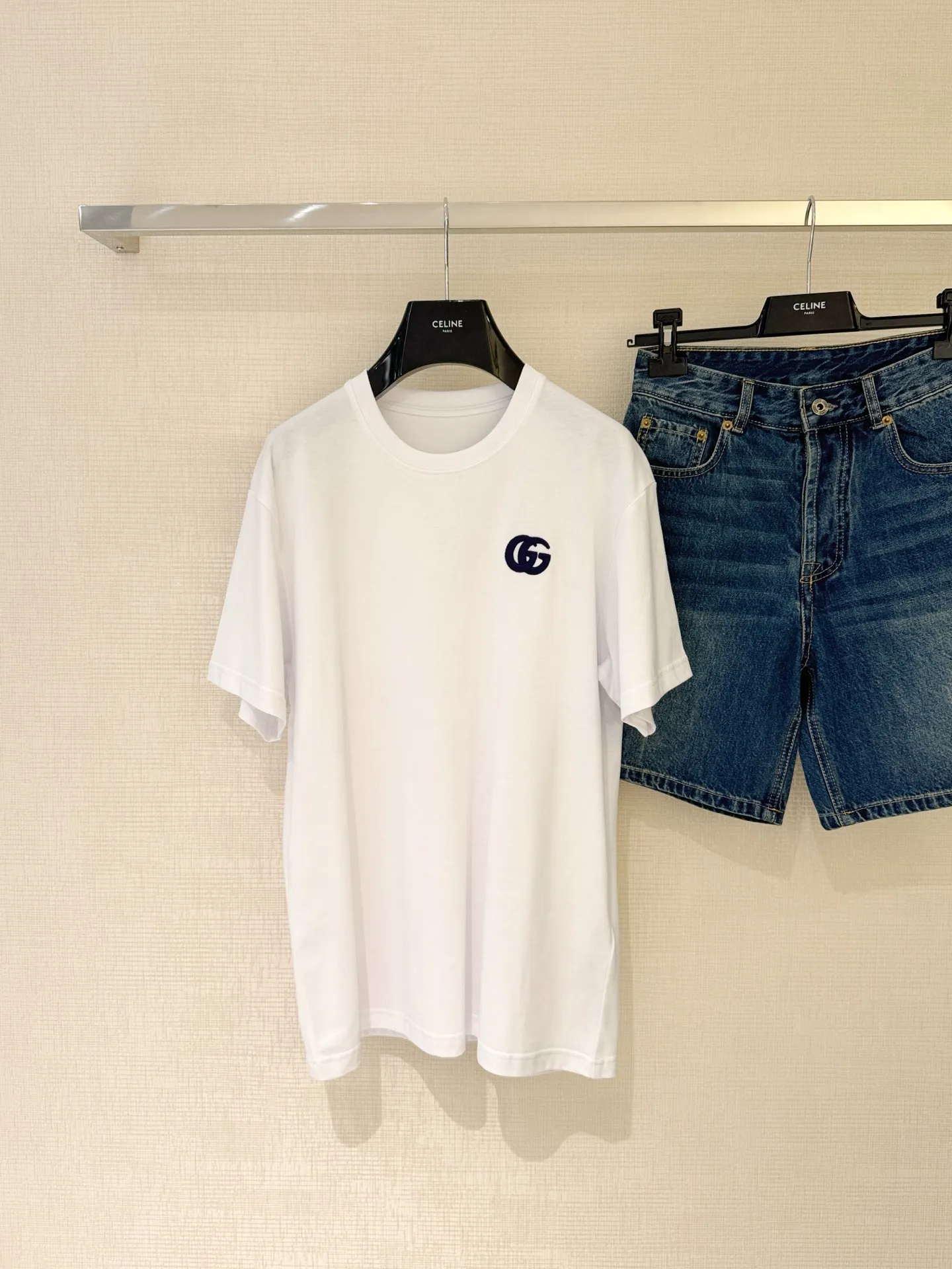 Gucci新作白半袖Tシャツ黒ロゴ刺繍