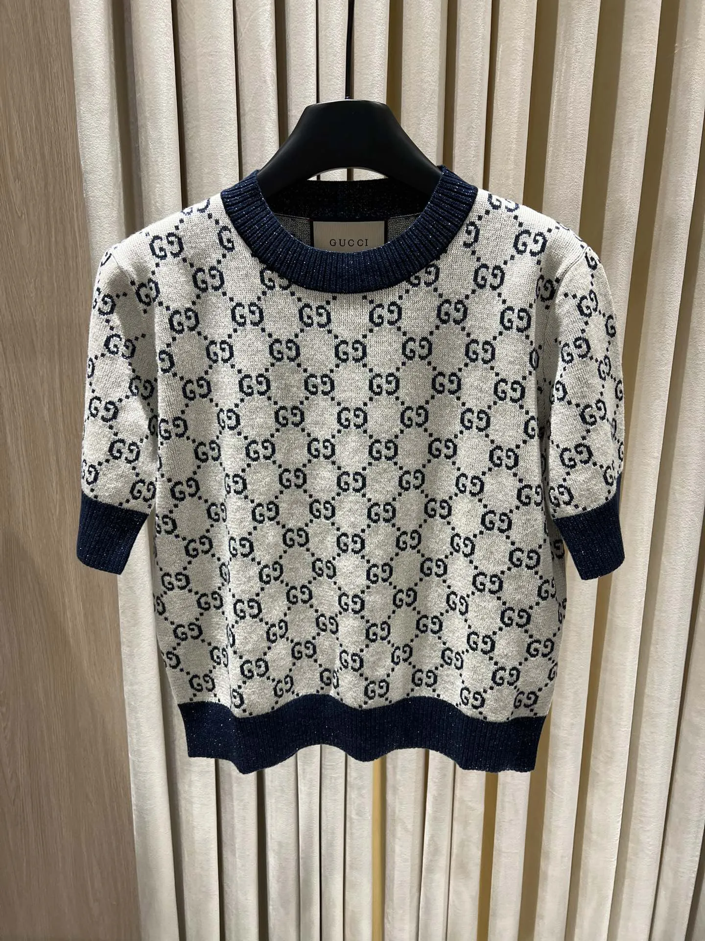 Gucci新作グレーとネイビーブルーの半袖Tシャツ