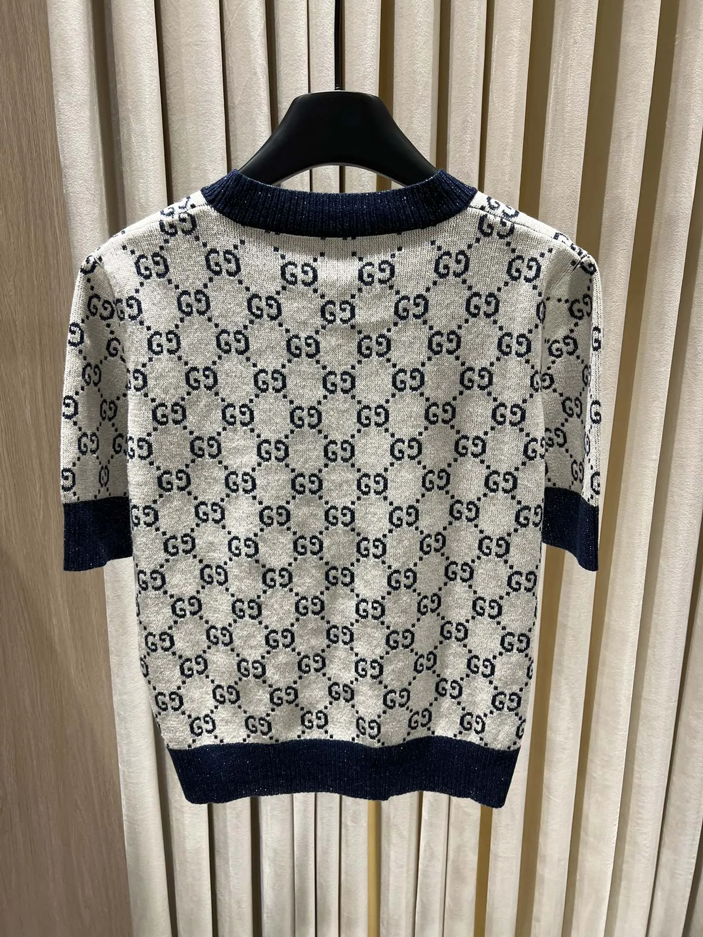 Gucci新作グレーとネイビーブルーの半袖Tシャツ - 画像 (3)