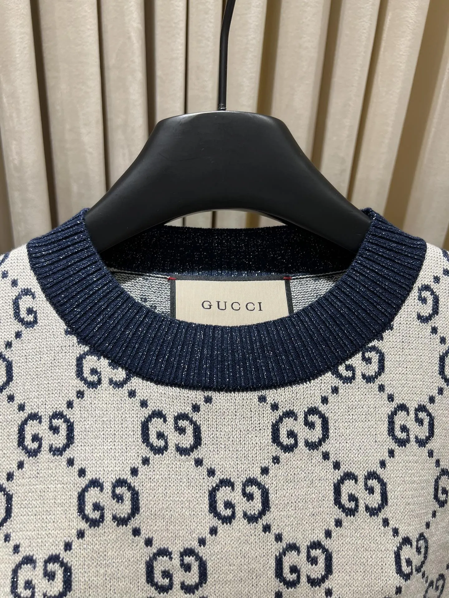 Gucci新作グレーとネイビーブルーの半袖Tシャツ - 画像 (4)