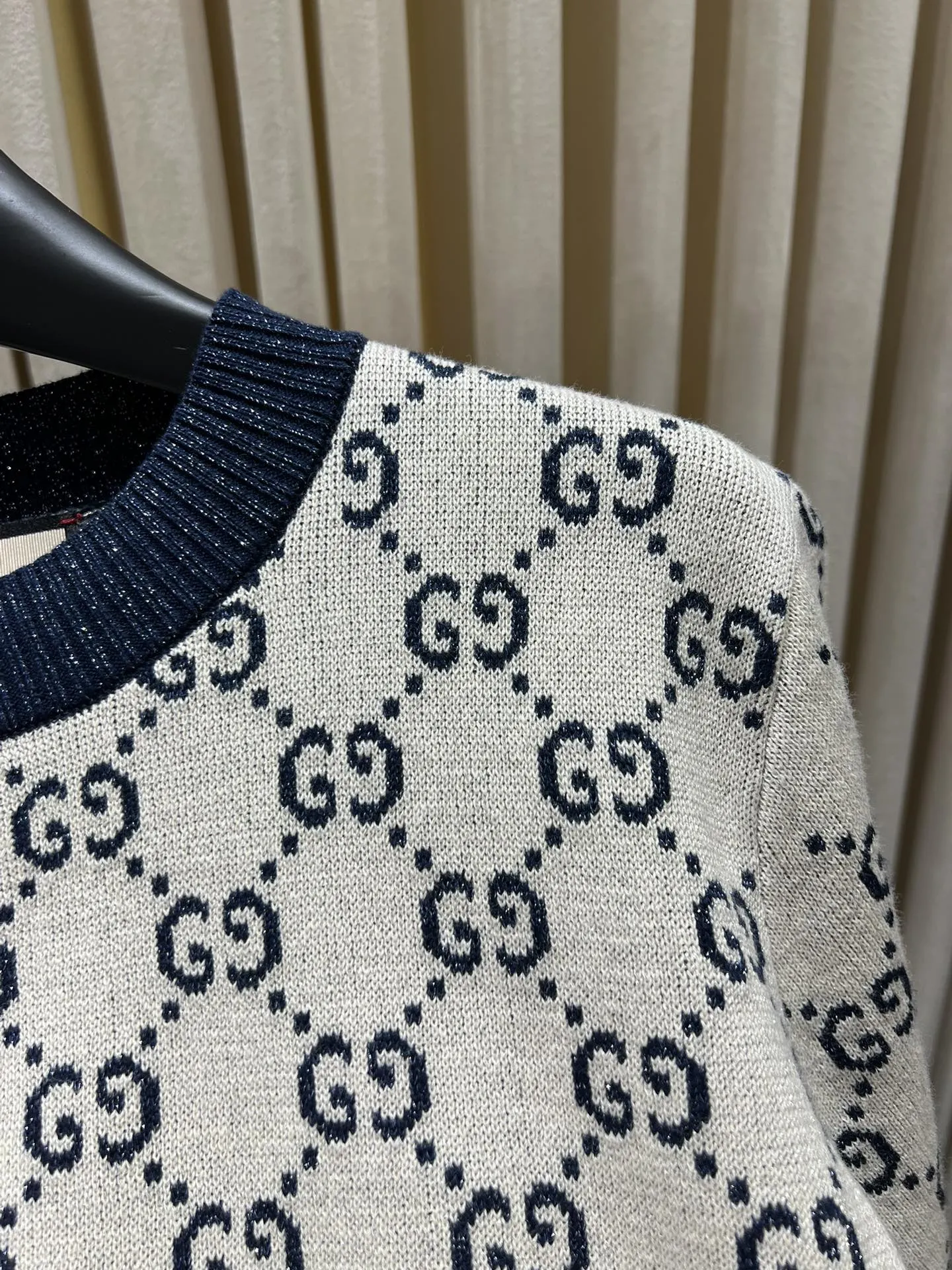 Gucci新作グレーとネイビーブルーの半袖Tシャツ - 画像 (5)