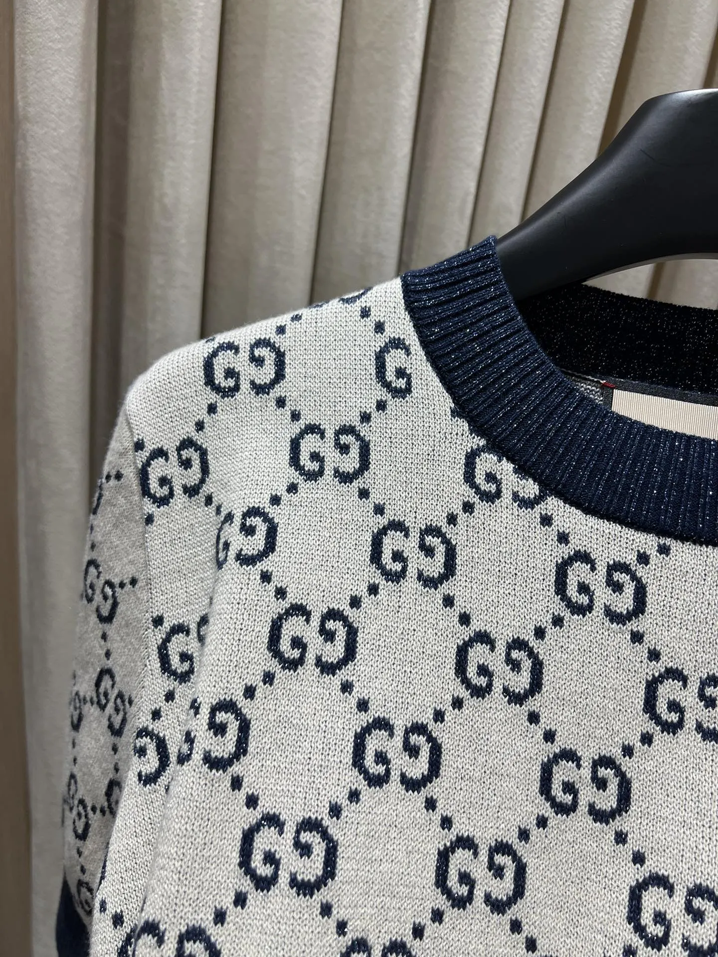 Gucci新作グレーとネイビーブルーの半袖Tシャツ - 画像 (6)