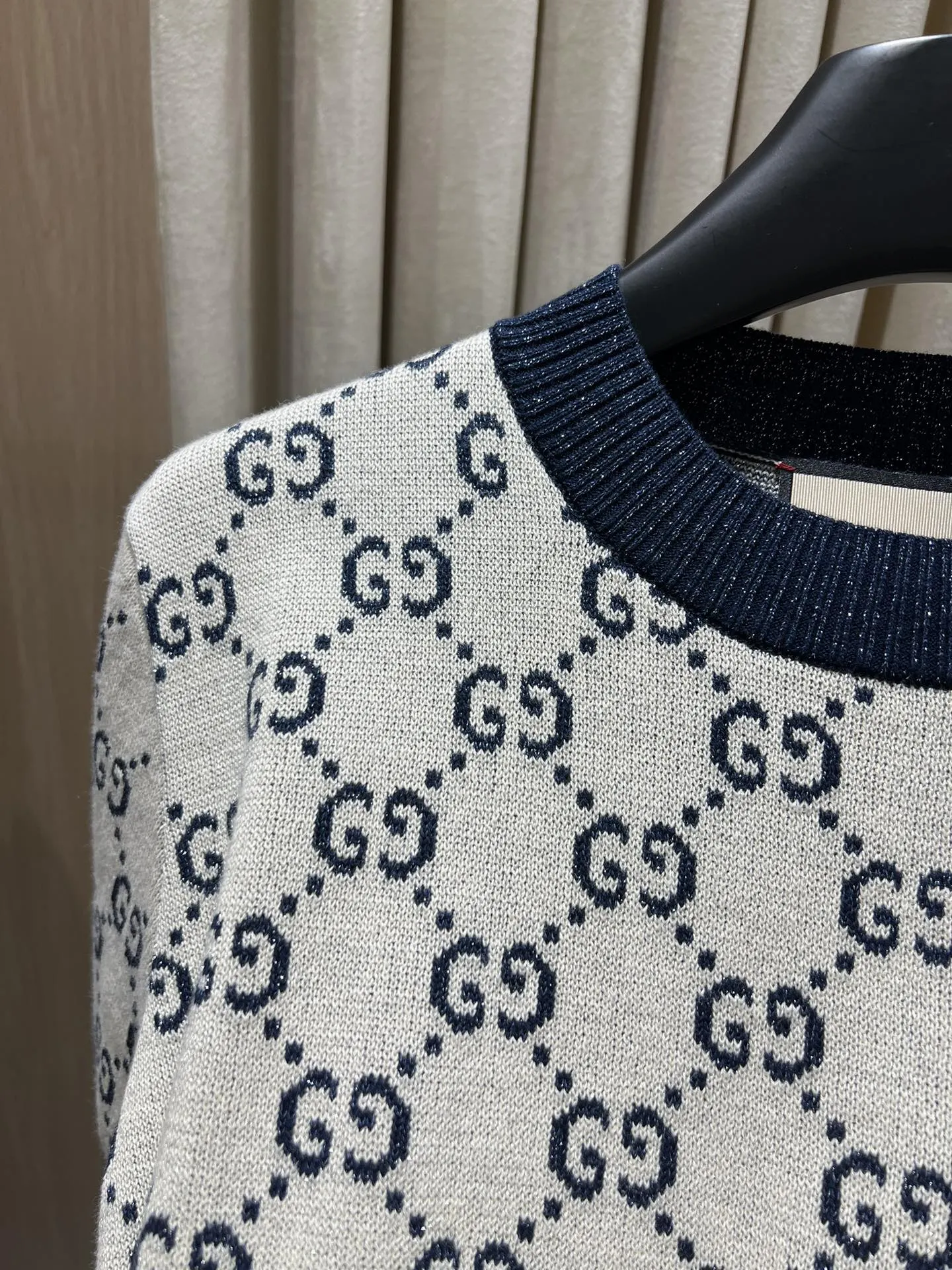 Gucci新作グレーとネイビーブルーの半袖Tシャツ - 画像 (7)