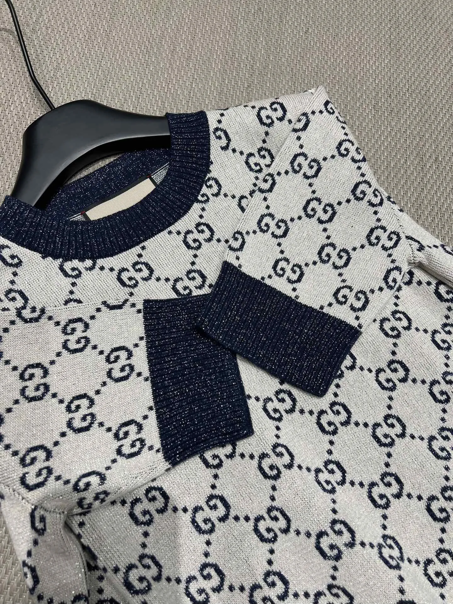 Gucci新作グレーとネイビーブルーの半袖Tシャツ - 画像 (8)