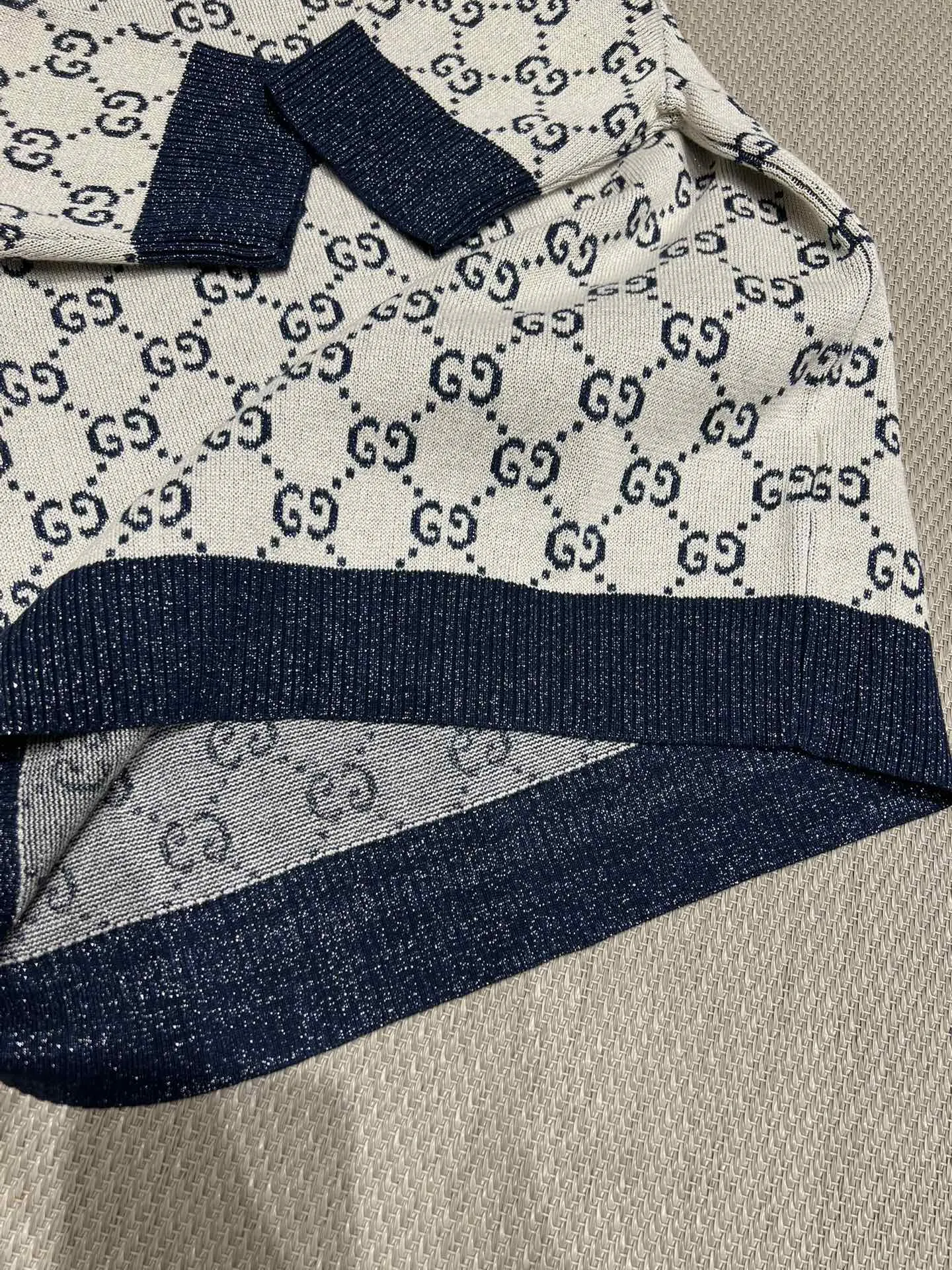 Gucci新作グレーとネイビーブルーの半袖Tシャツ - 画像 (9)