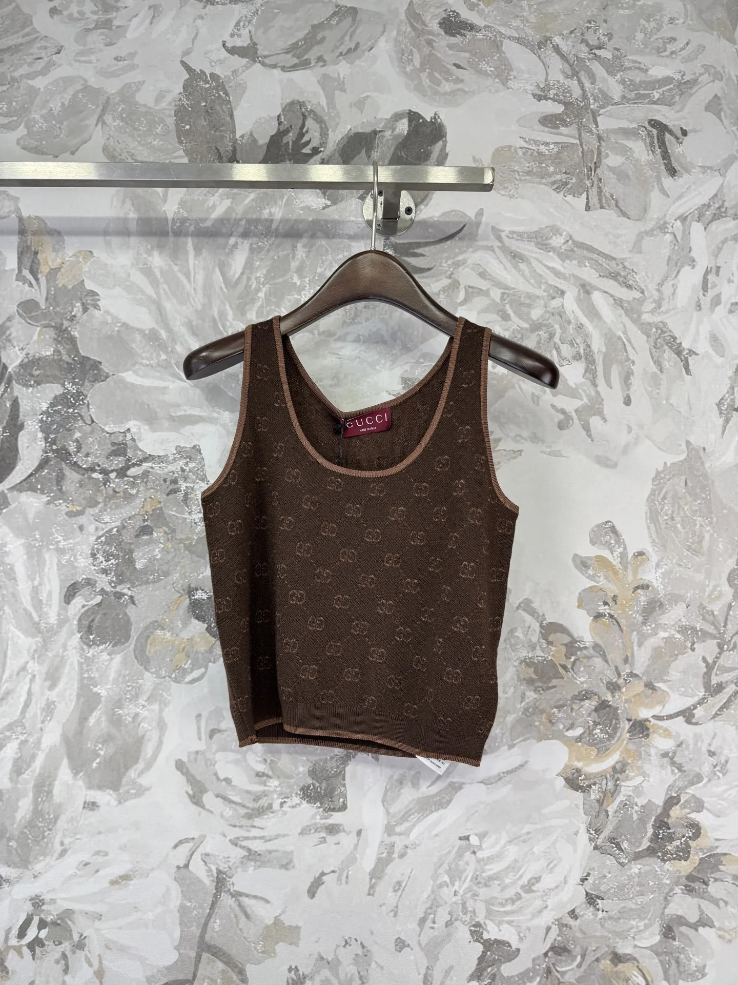 Gucci新作カフェ色ベストトップス
