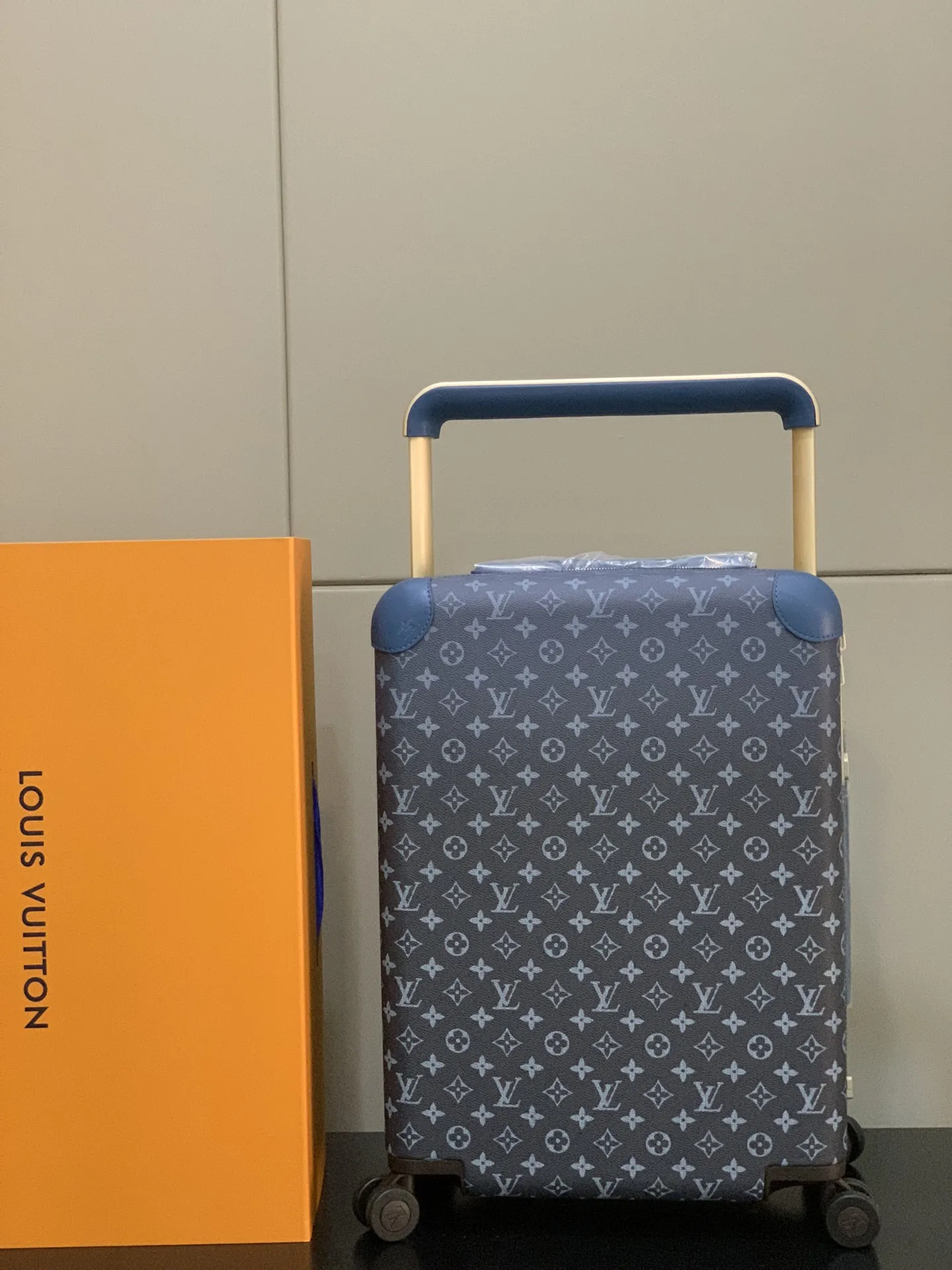 LOUIS VUITTON グレー 花柄 四輪キャリーケース - 画像 (3)