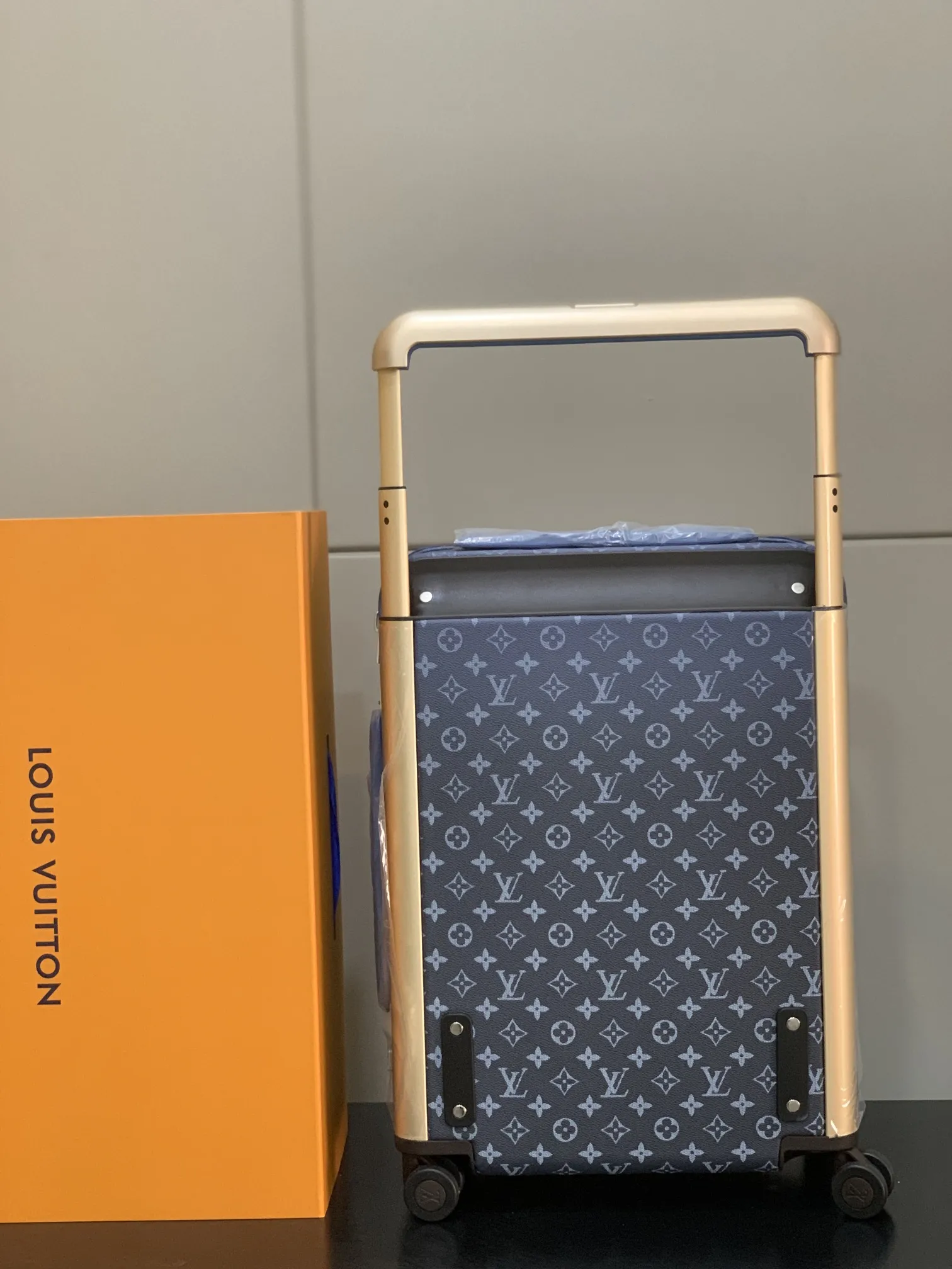 LOUIS VUITTON グレー 花柄 四輪キャリーケース - 画像 (4)