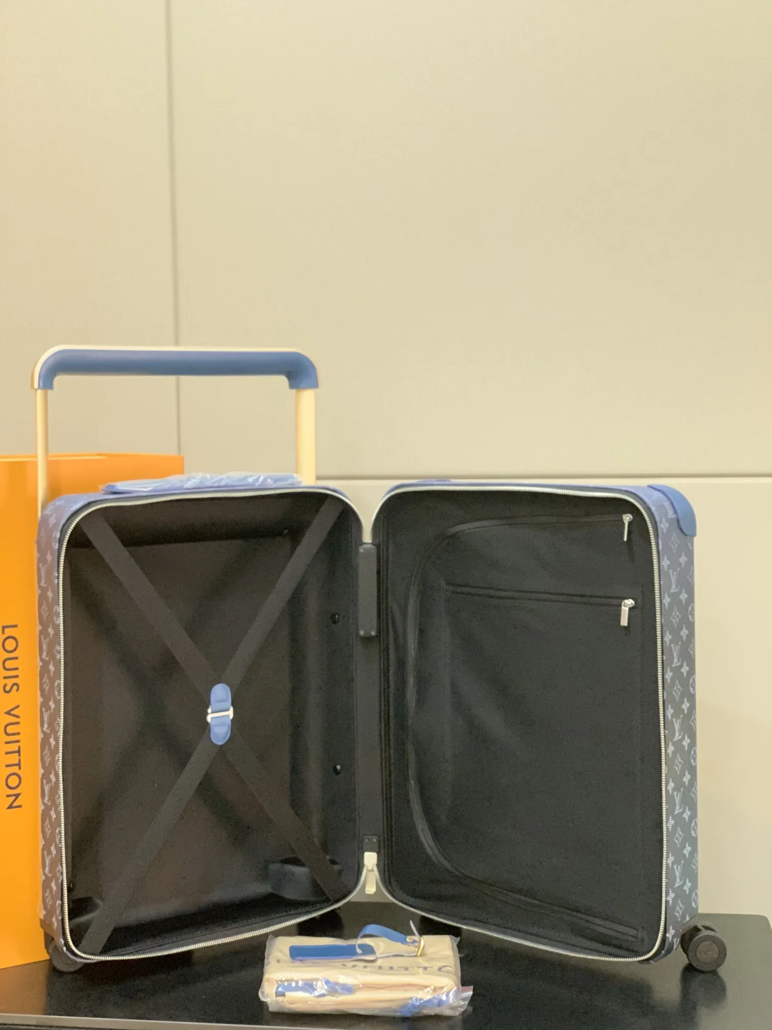 LOUIS VUITTON グレー 花柄 四輪キャリーケース - 画像 (10)