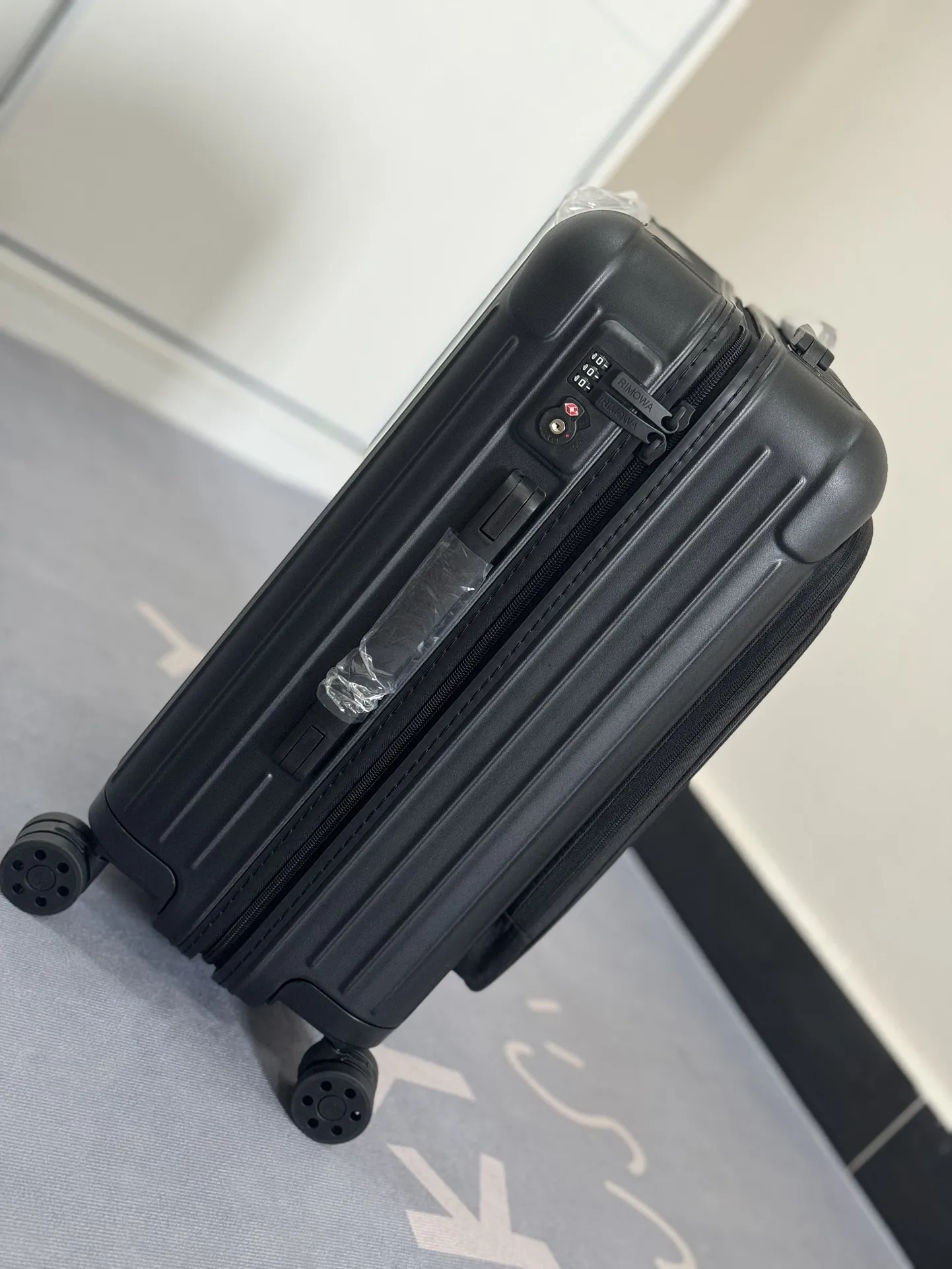 Rimowa 21インチスリーブ ブラック グレー ハードケース - 画像 (4)