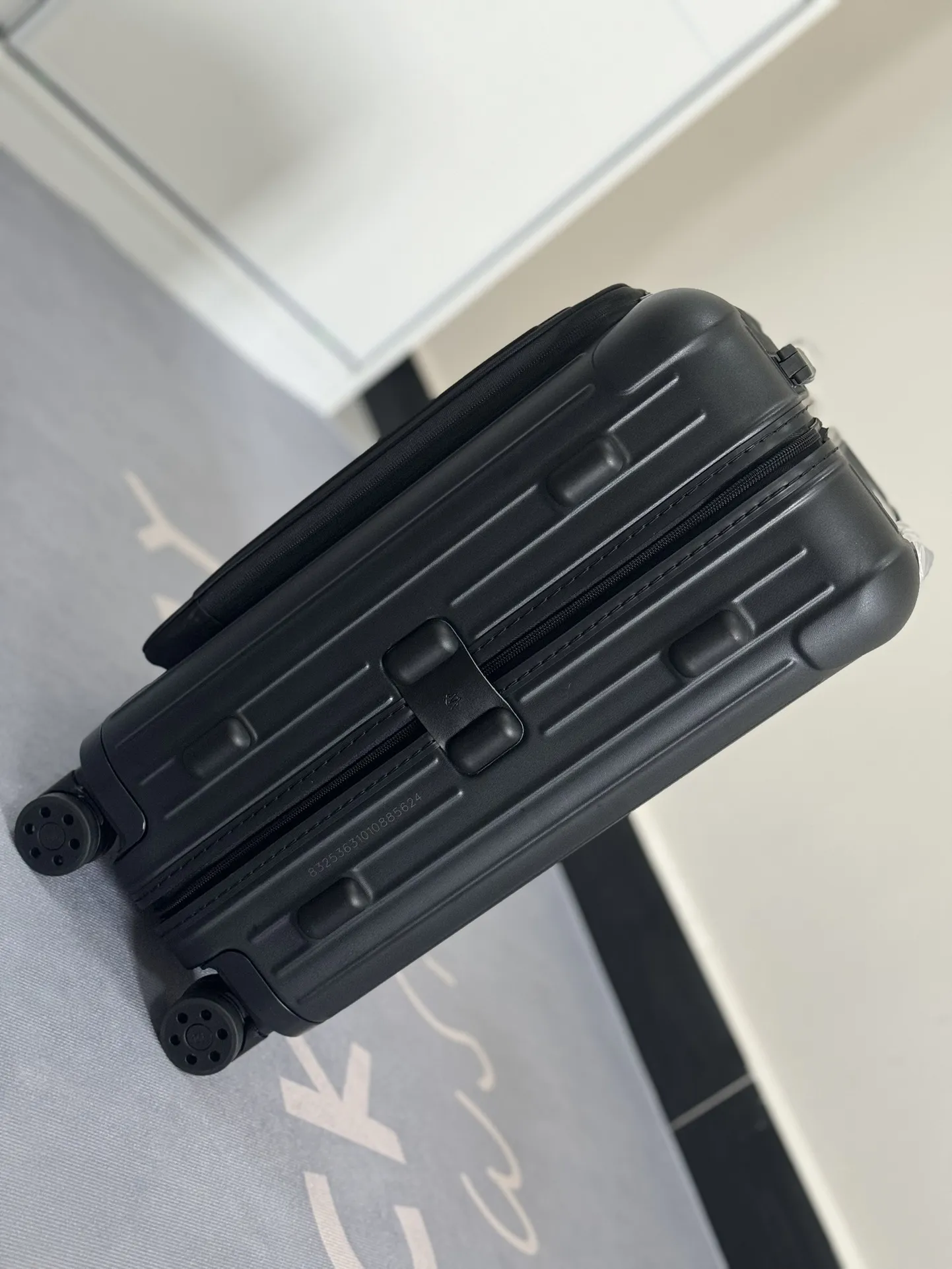 Rimowa 21インチスリーブ ブラック グレー ハードケース - 画像 (5)