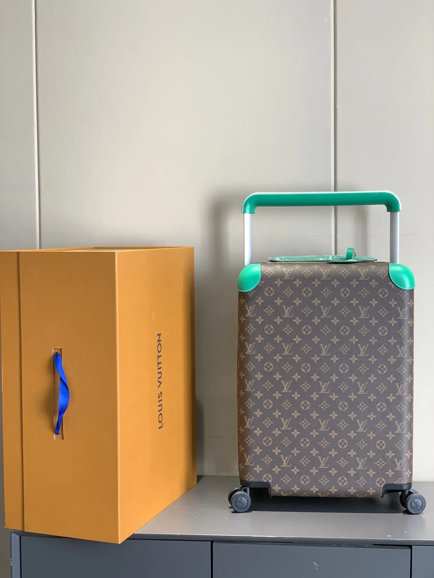 LOUIS VUITTON 緑色 四輪キャリーケース