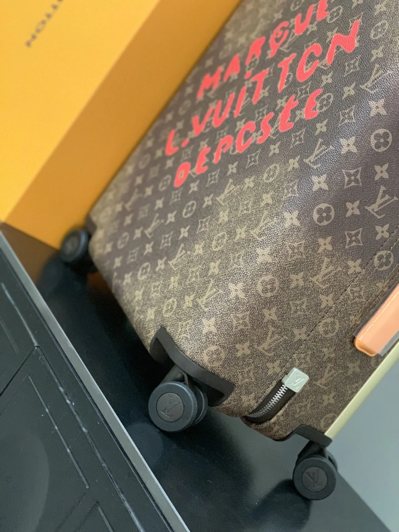 LOUIS VUITTON 茶色 マルグイエ柄 55cmスーツケース - 画像 (7)