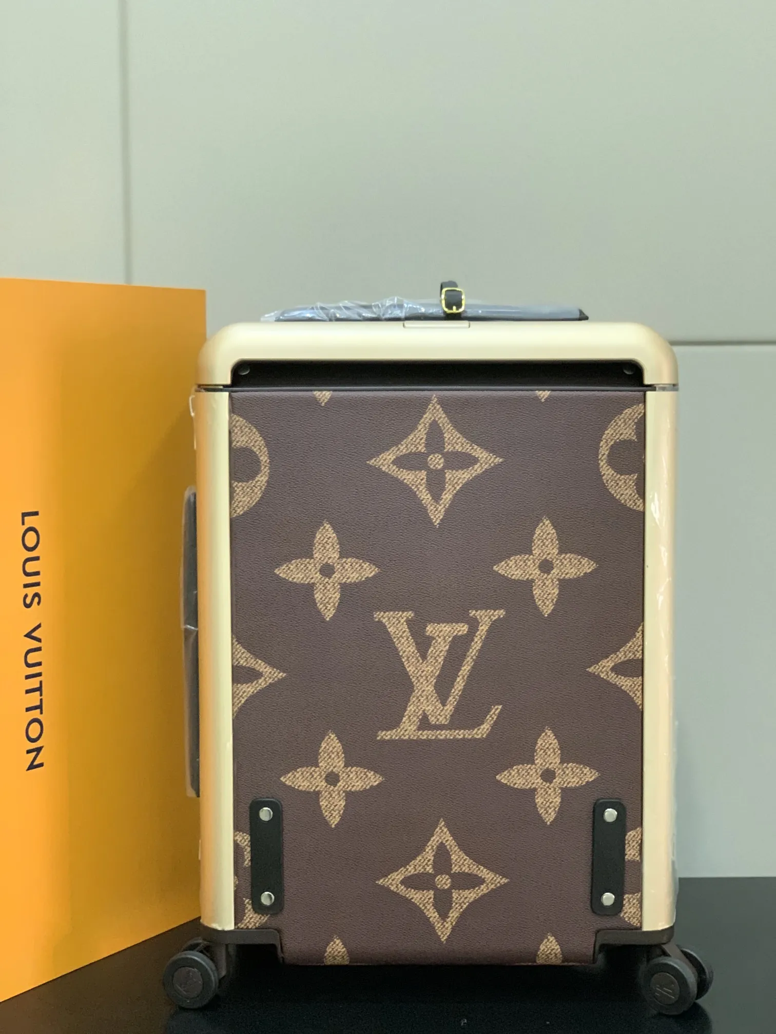 LOUIS VUITTON 茶色 花卉柄 四輪キャリーケース - 画像 (3)