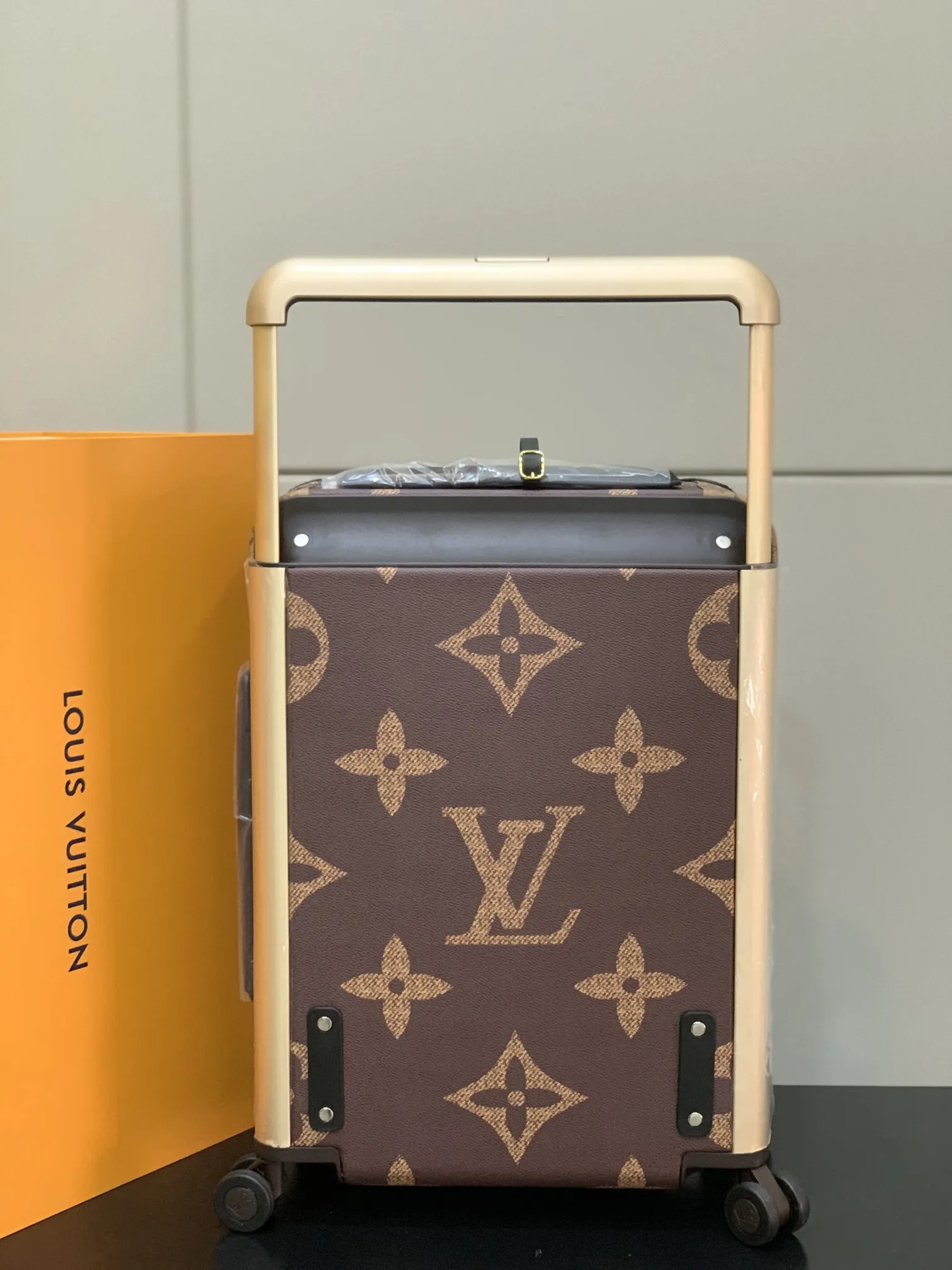LOUIS VUITTON 茶色 花卉柄 四輪キャリーケース - 画像 (4)