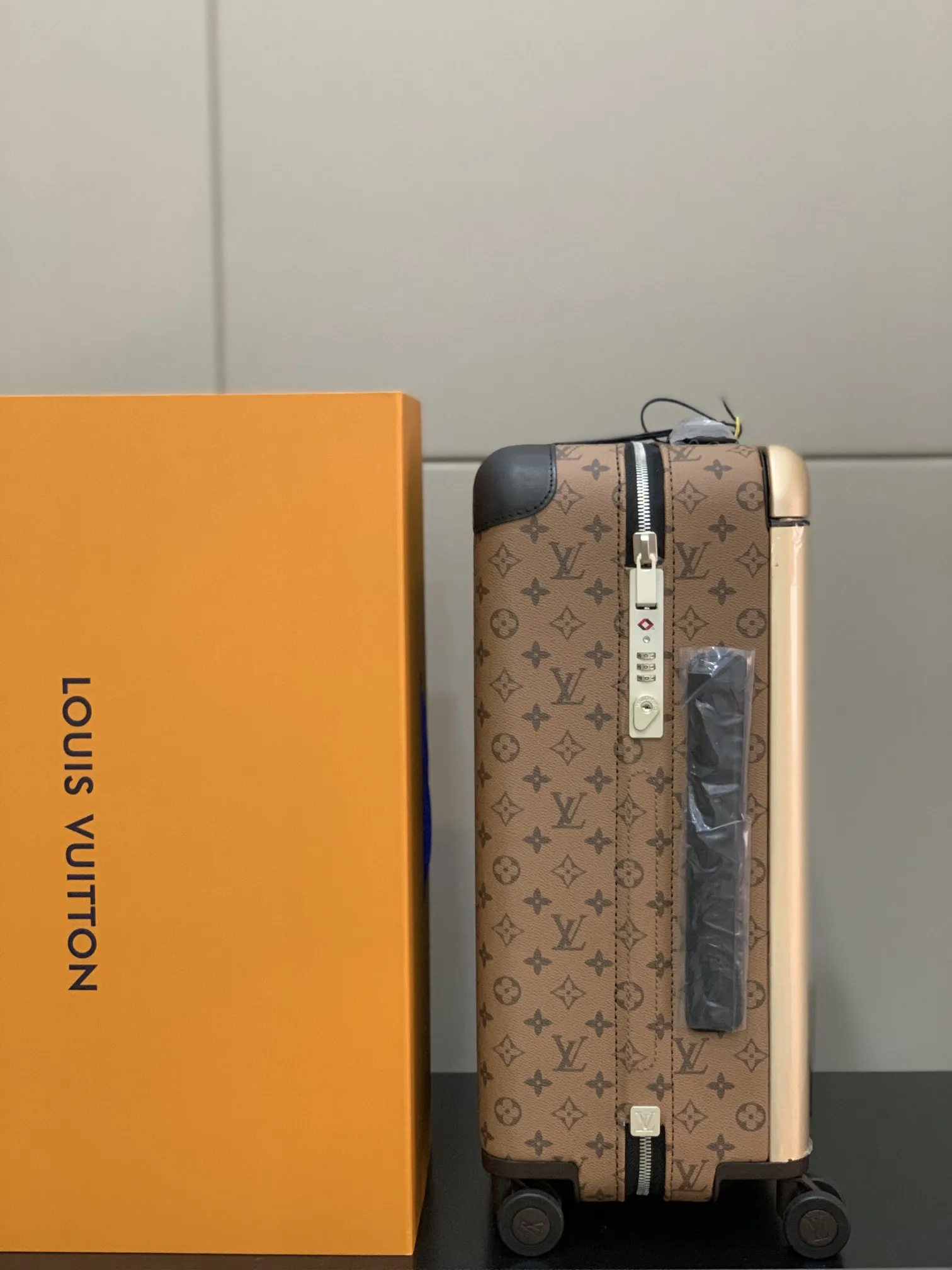 LOUIS VUITTON 茶色 花卉柄 四輪キャリーケース - 画像 (5)