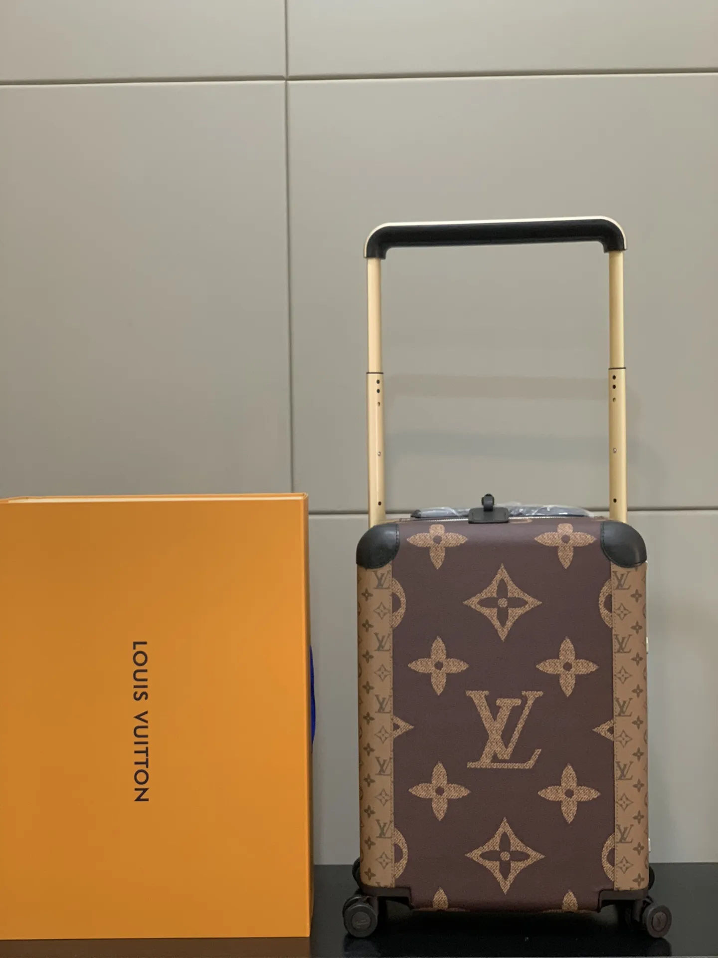 LOUIS VUITTON 茶色 花卉柄 四輪キャリーケース - 画像 (9)