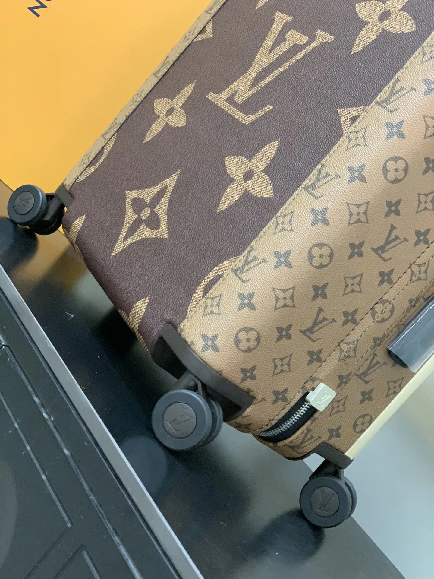 LOUIS VUITTON 茶色 花卉柄 四輪キャリーケース - 画像 (10)