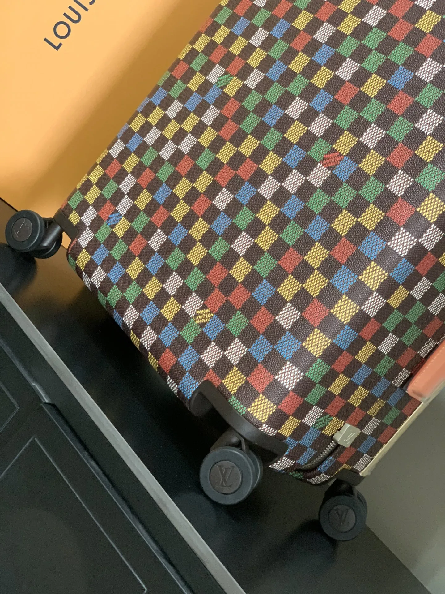 LOUIS VUITTON 55cm チェック柄 四輪キャリーケース - 画像 (6)