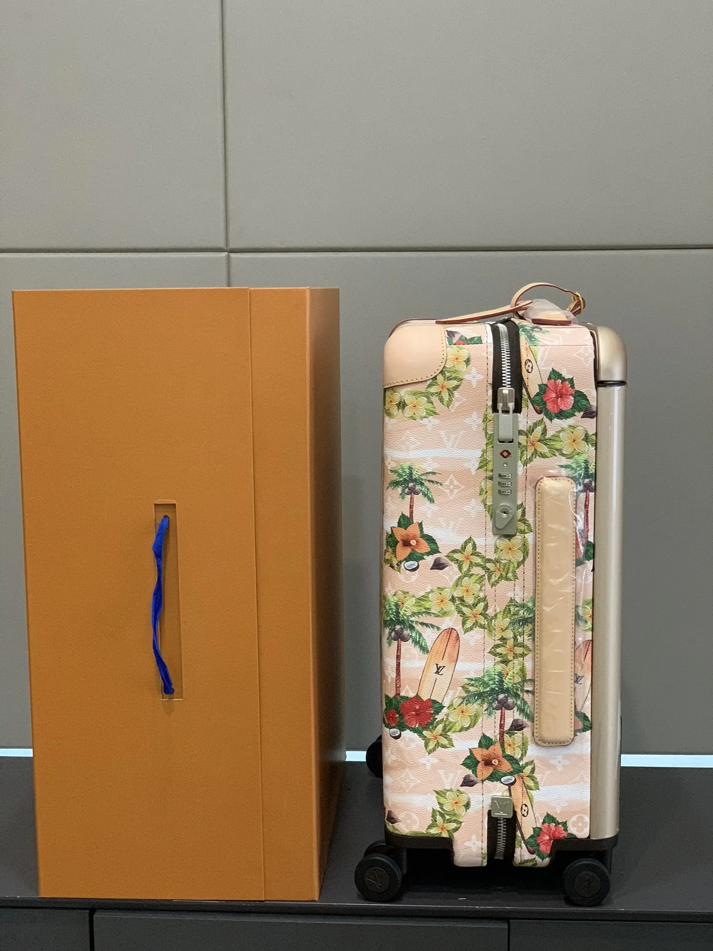 LOUIS VUITTON ホワイト トロピカル柄 キャリーケース - 画像 (3)