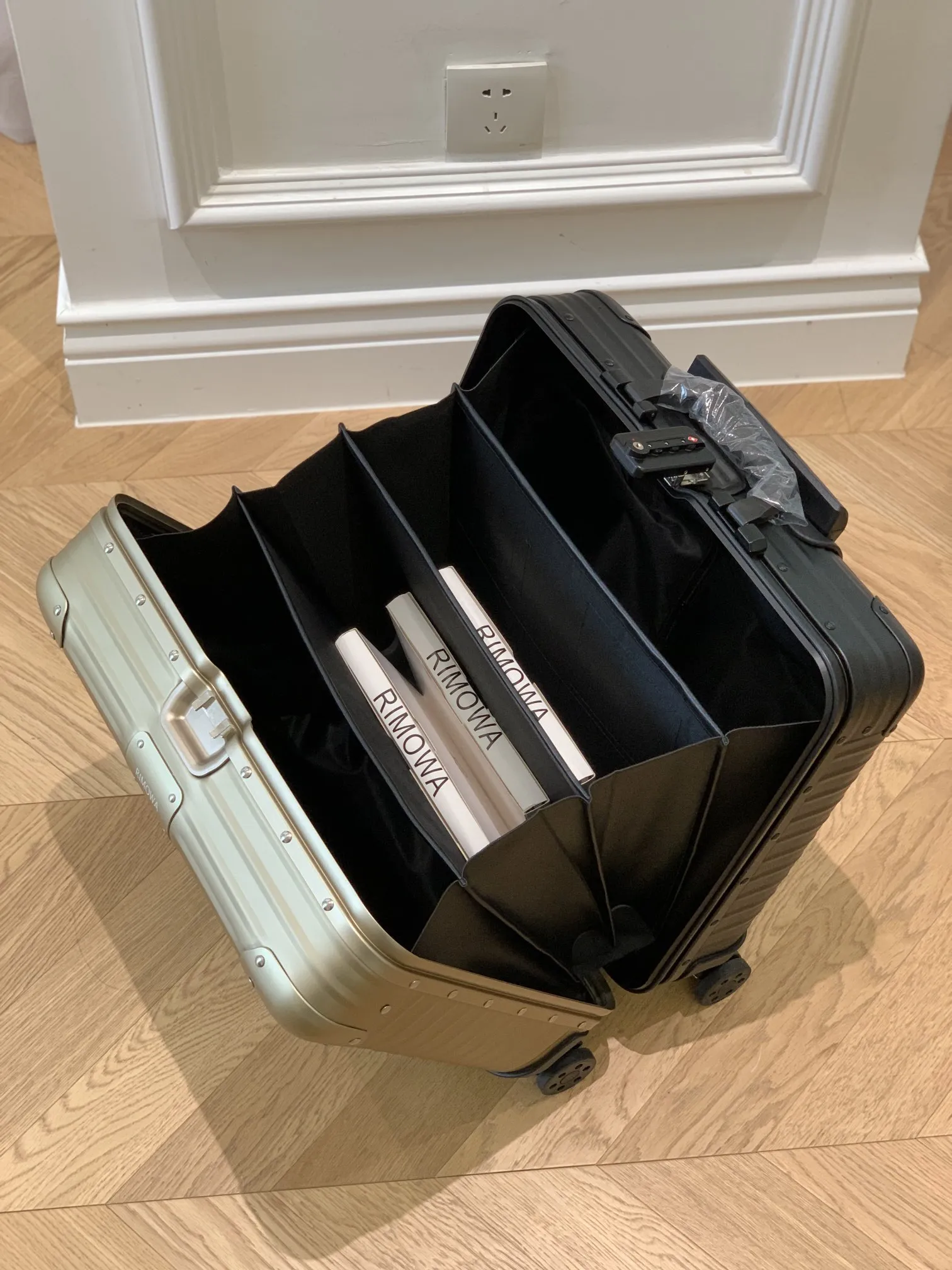 RIMOWA Original Compact 16インチゴールドビジネスケース - 画像 (5)