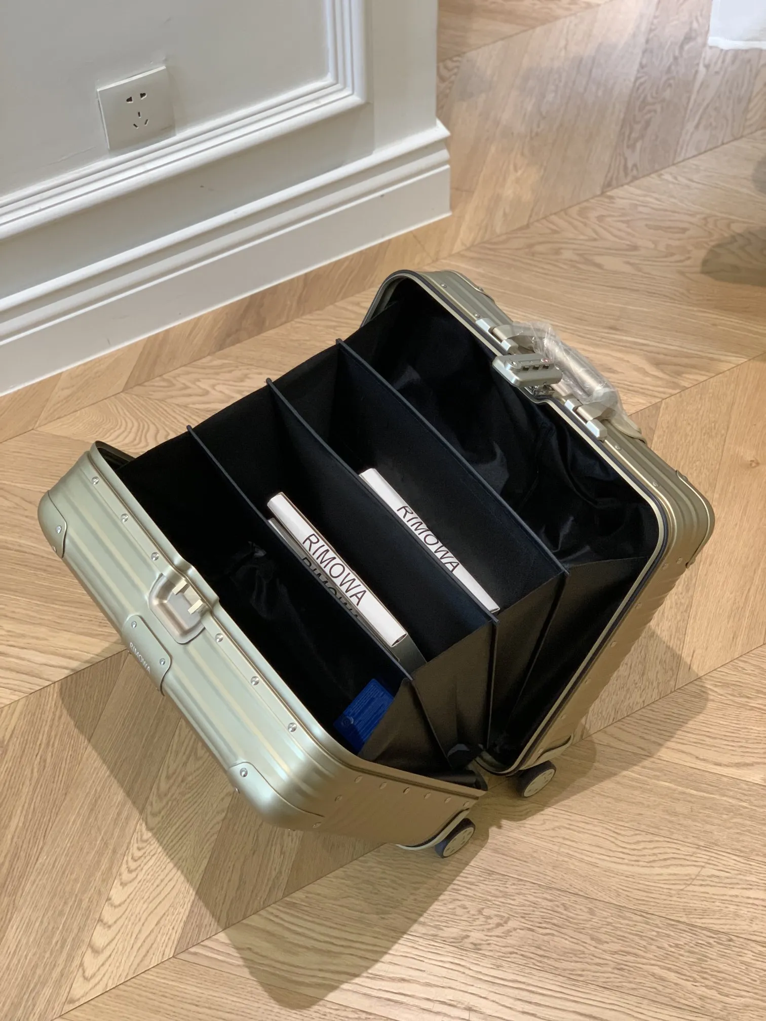 RIMOWA Original Compact 16インチ ビジネスケース ゴールド - 画像 (6)