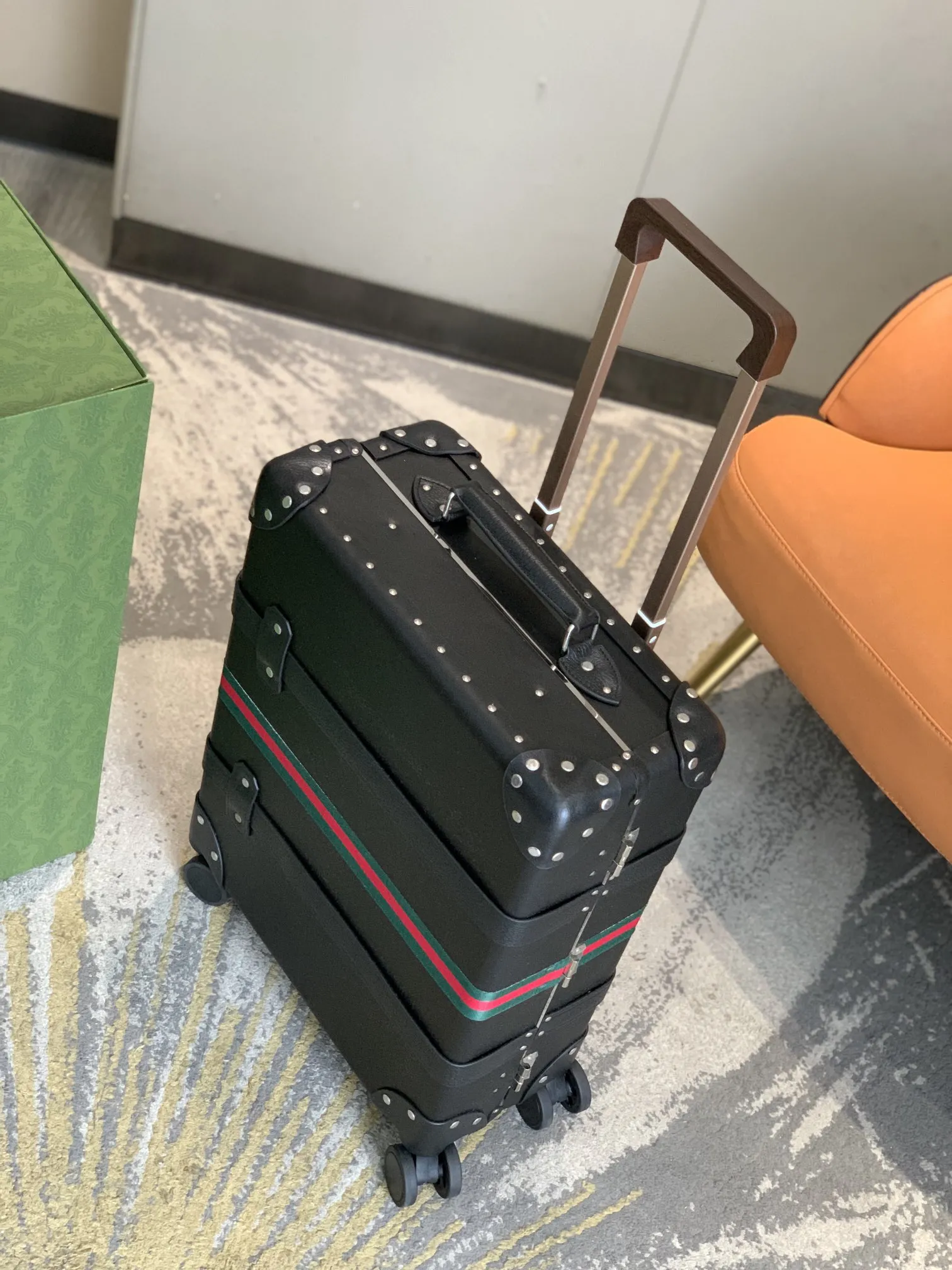 Globe-Trotter GUCCI コラボ黒スーツケース - 画像 (4)