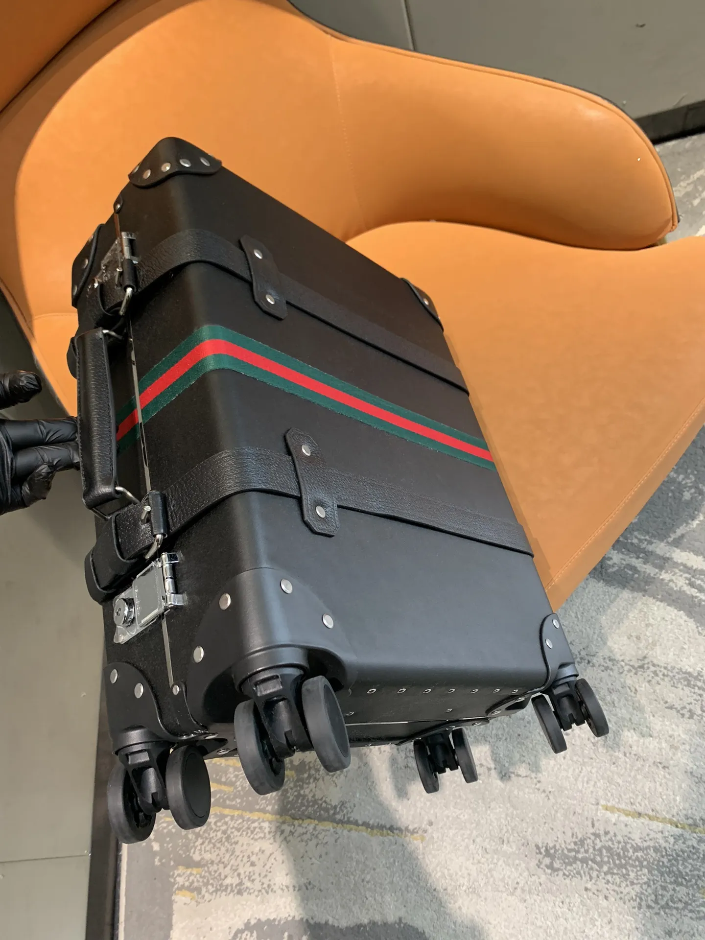 Globe-Trotter GUCCI コラボ黒スーツケース - 画像 (8)