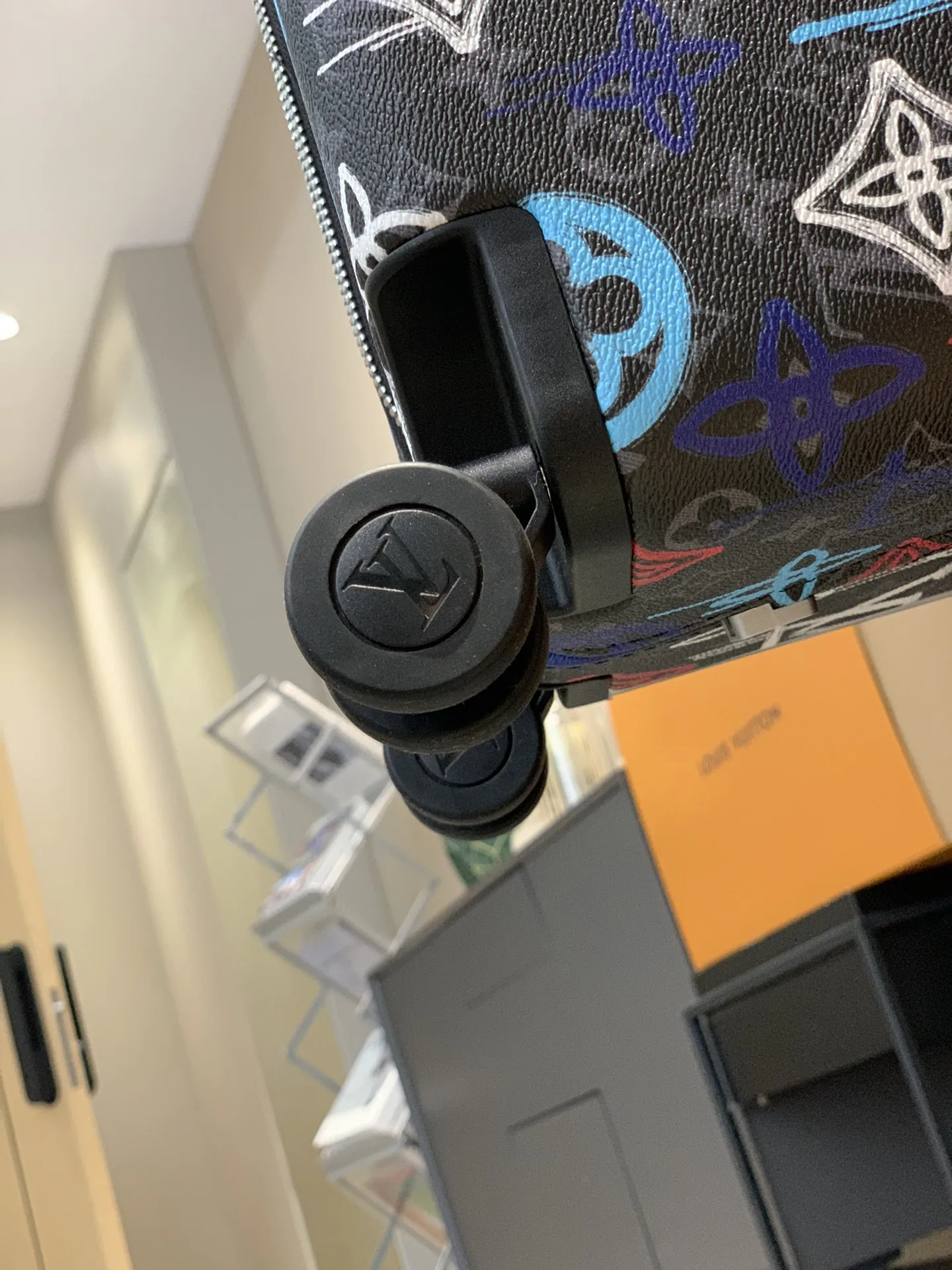 HORIZON 四輪キャリーケース 黒 花柄デザイン - 画像 (8)