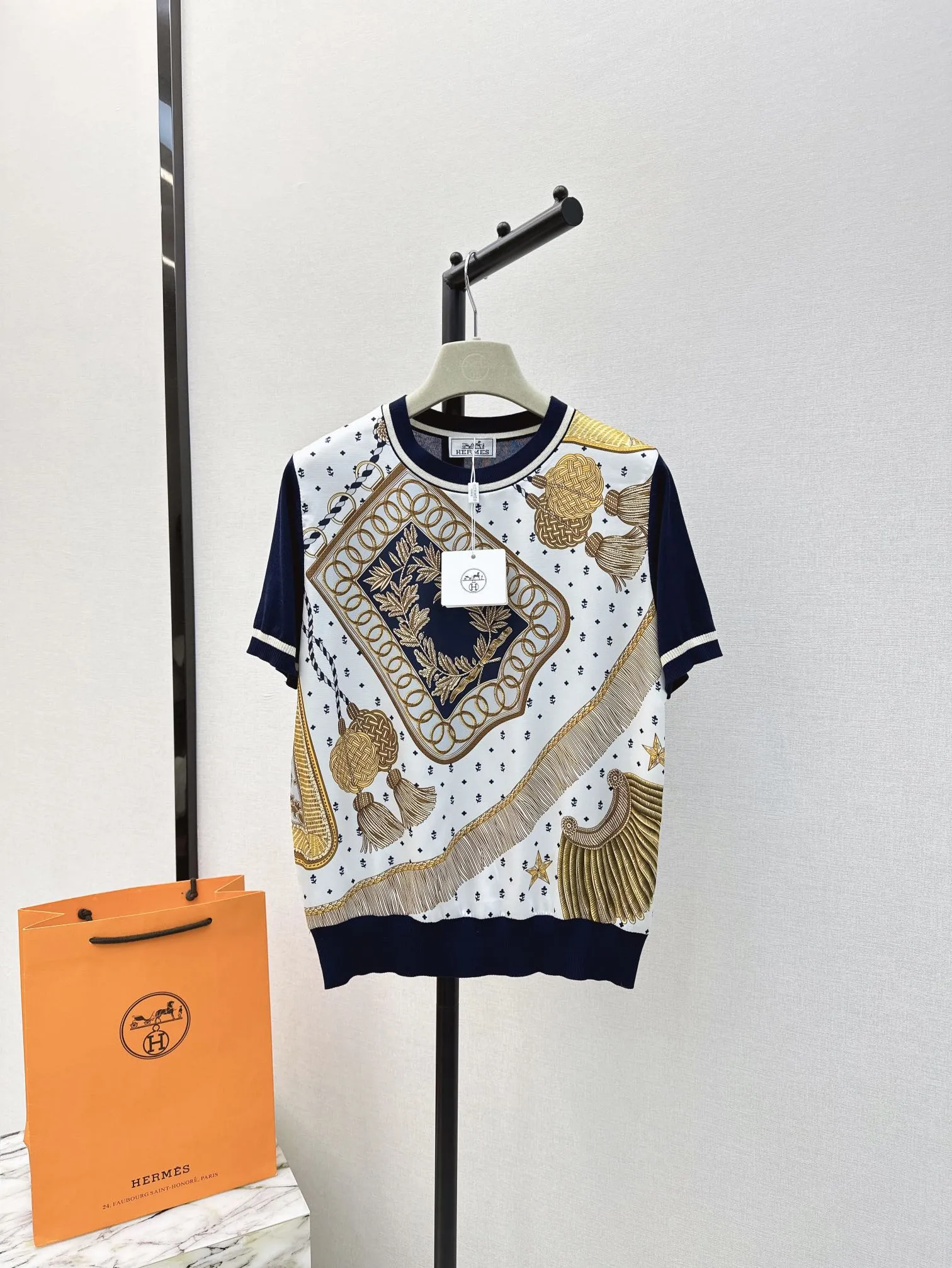 Her 24Ss新作黒プリント半袖Tシャツ