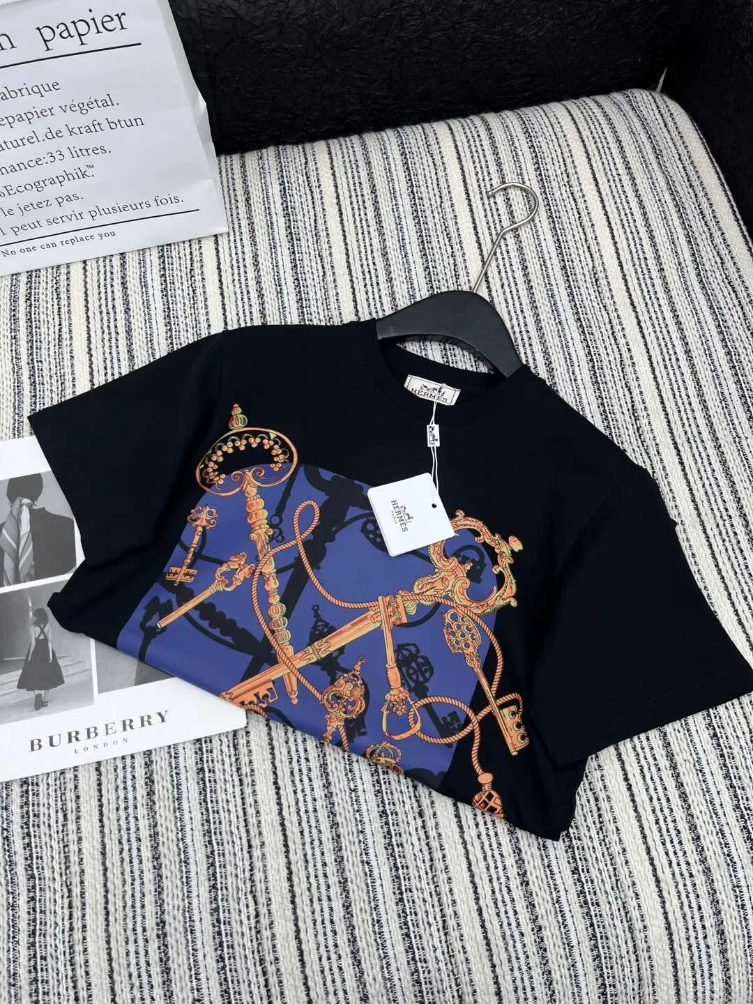 Her*新作黒プリント半袖Tシャツ - 画像 (8)