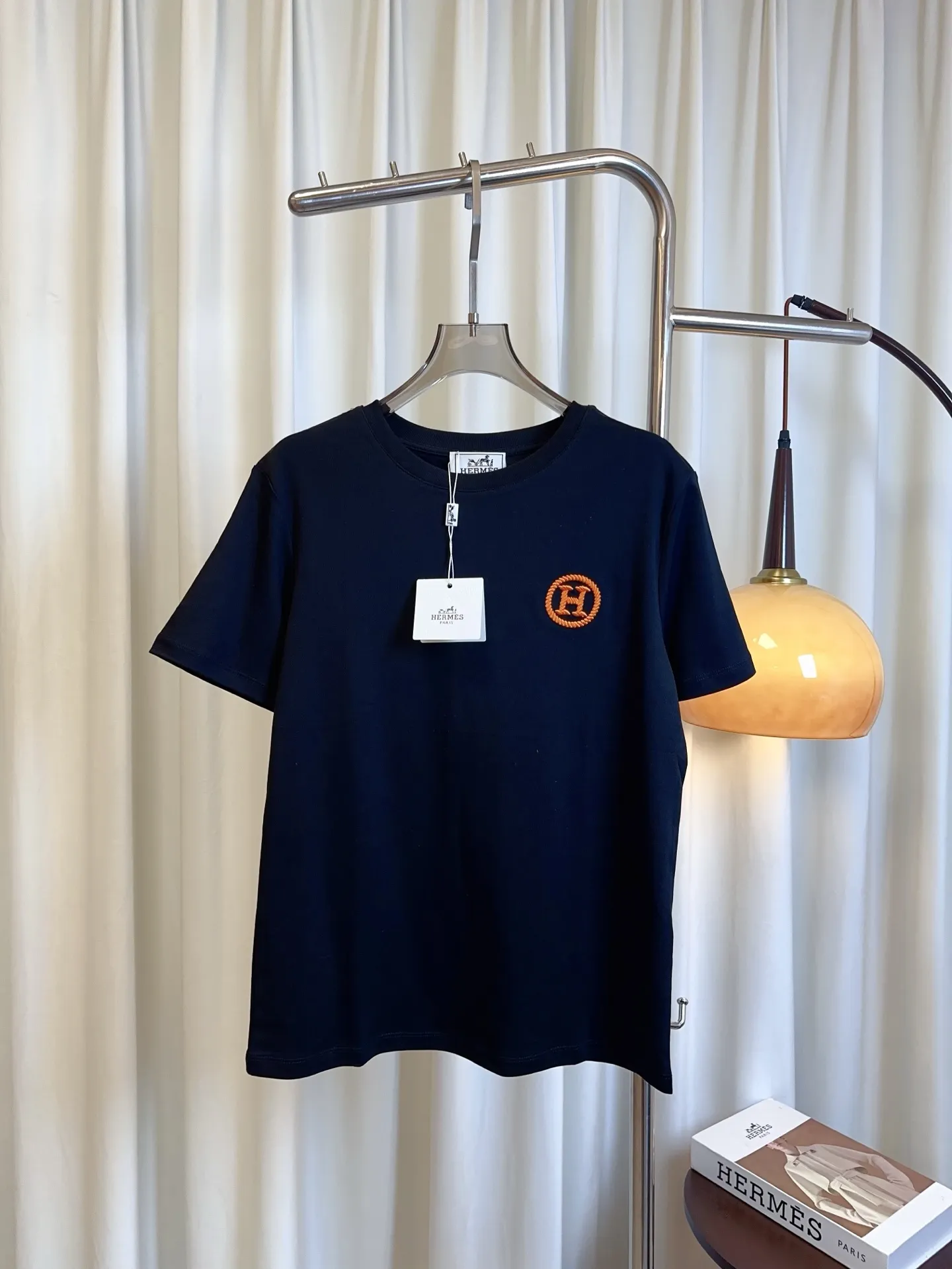 HERMES新作黒刺繍ロゴ半袖Tシャツ