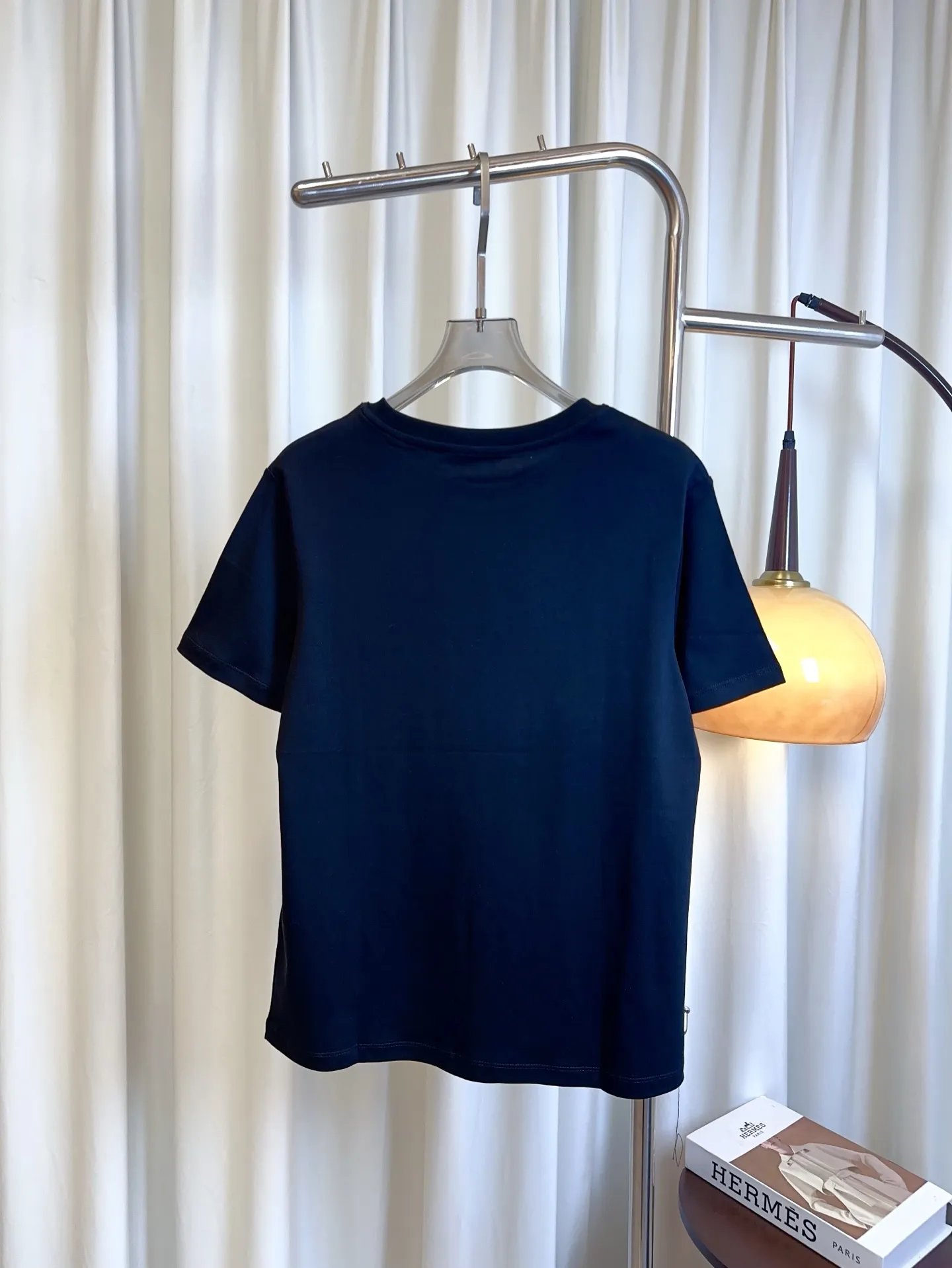 HERMES新作黒刺繍ロゴ半袖Tシャツ - 画像 (3)