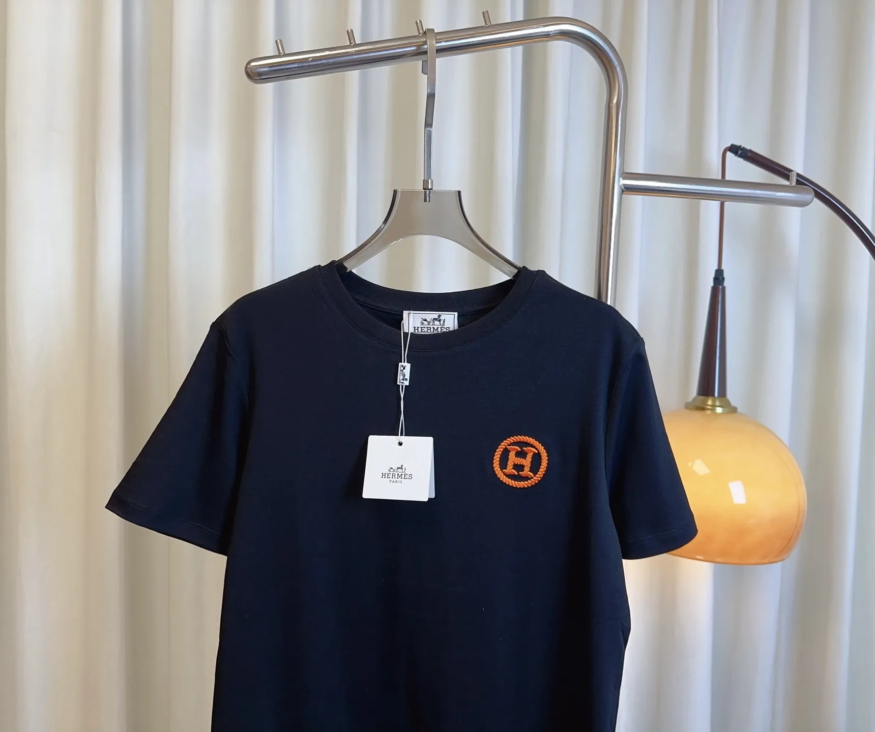 HERMES新作黒刺繍ロゴ半袖Tシャツ - 画像 (4)