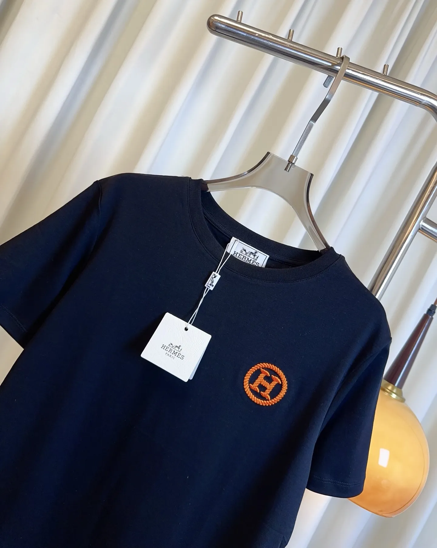 HERMES新作黒刺繍ロゴ半袖Tシャツ - 画像 (5)