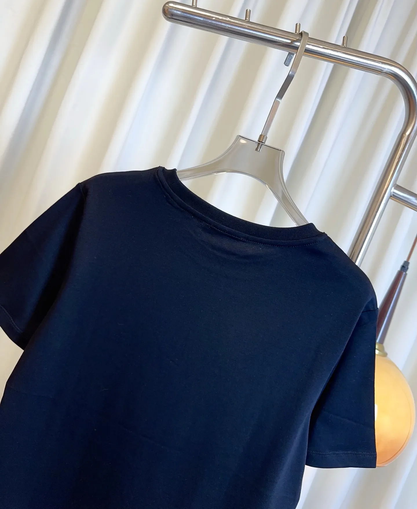 HERMES新作黒刺繍ロゴ半袖Tシャツ - 画像 (6)