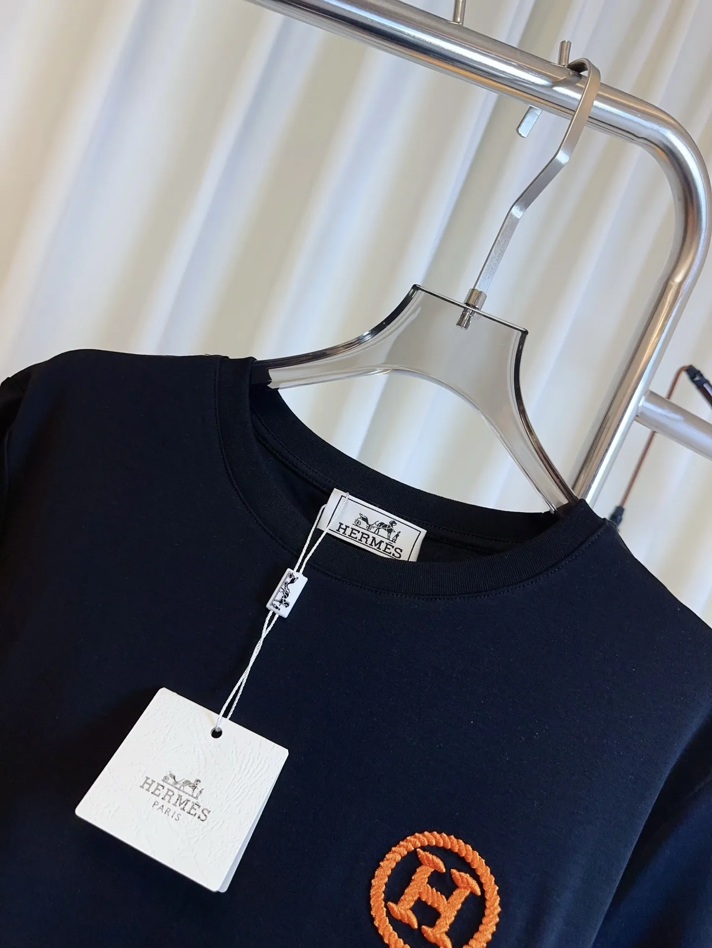 HERMES新作黒刺繍ロゴ半袖Tシャツ - 画像 (7)