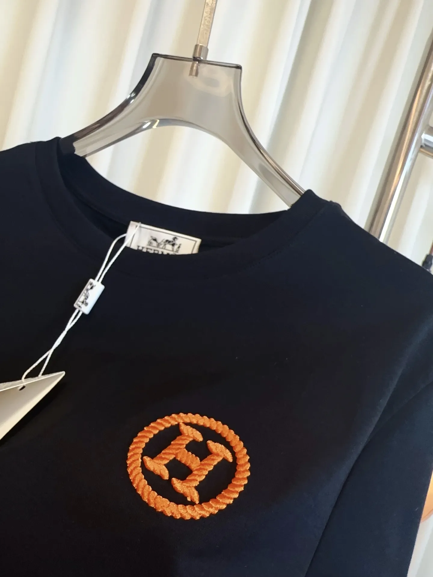 HERMES新作黒刺繍ロゴ半袖Tシャツ - 画像 (8)