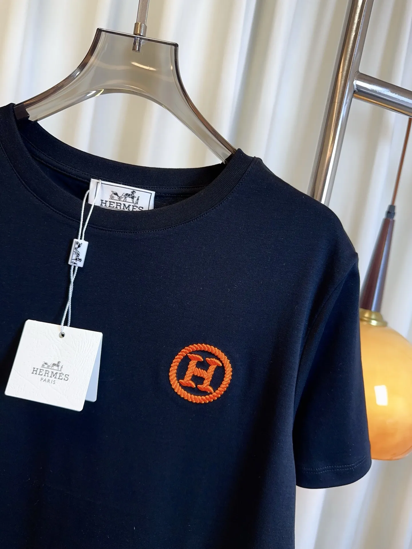 HERMES新作黒刺繍ロゴ半袖Tシャツ - 画像 (9)