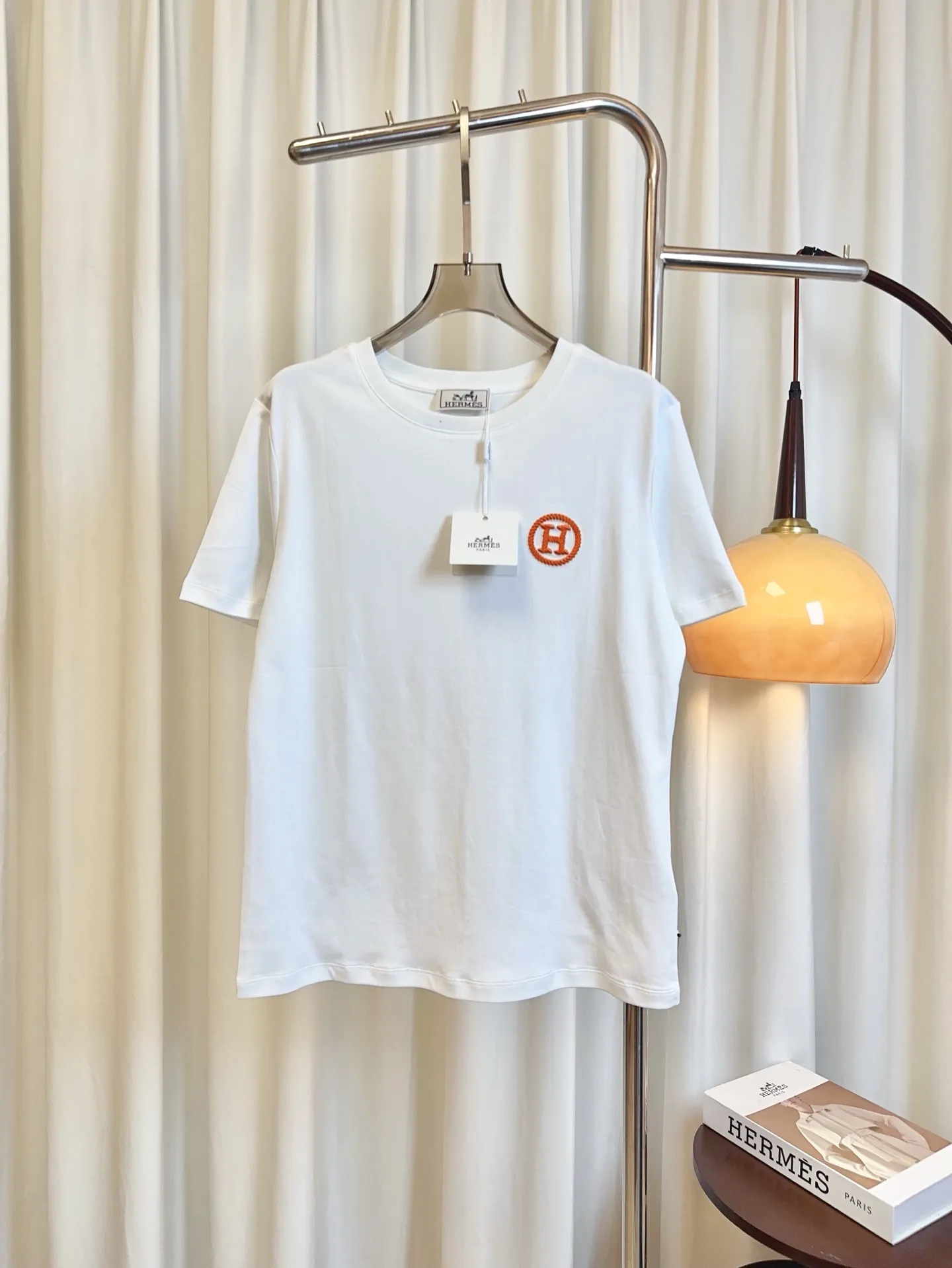 HERMES新作刺繍ロゴ半袖Tシャツ白